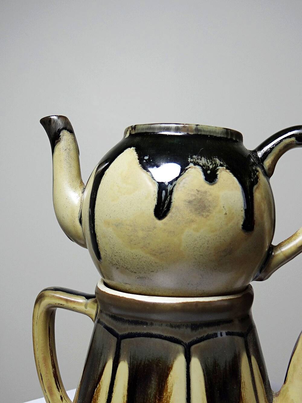 A pair of small vintage teapots in the Art Deco style reminiscent of Denbac.