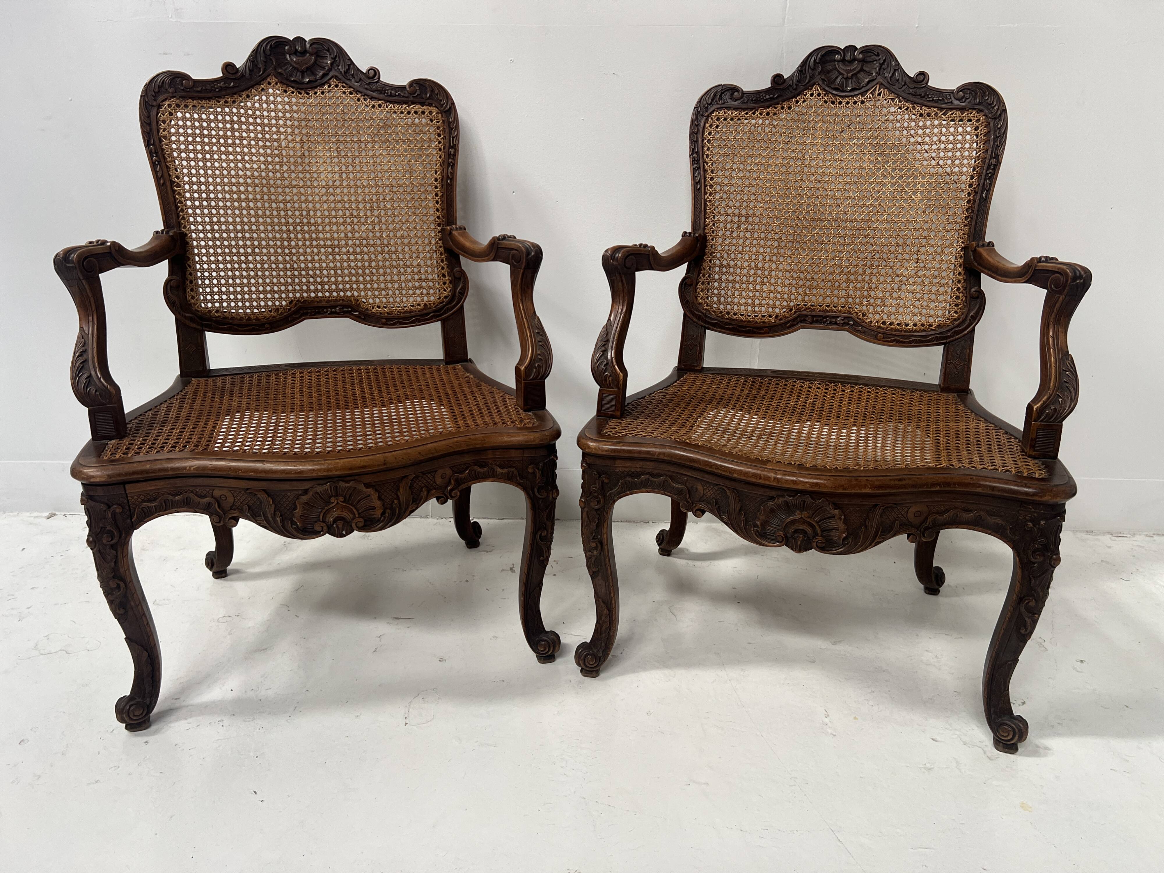 Paire de fauteuils de style Régence en bois naturel XIX siècle