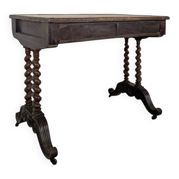 Table à écrire de style Louis XIII en noyer à pieds torsadés deux tiroirs
