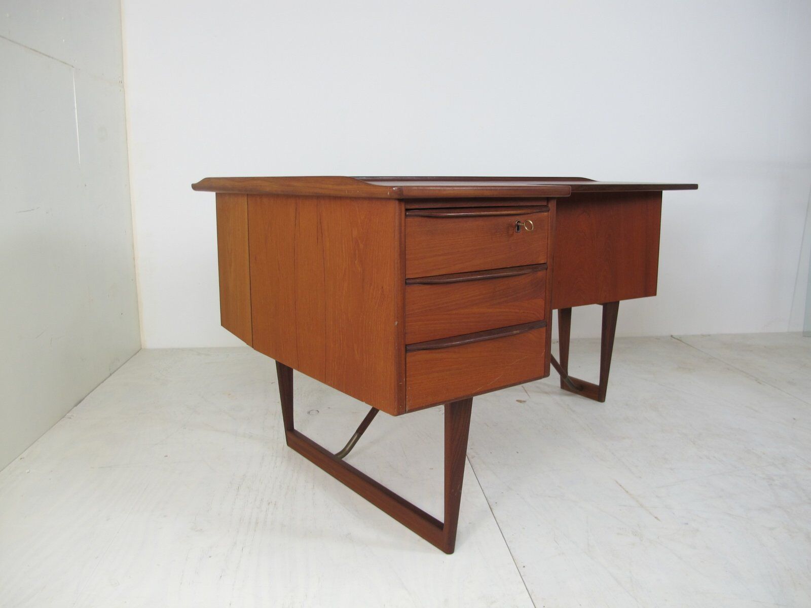 Boomerang desk in teak by Peter Lavig Nielsen for Denmark, 1950s