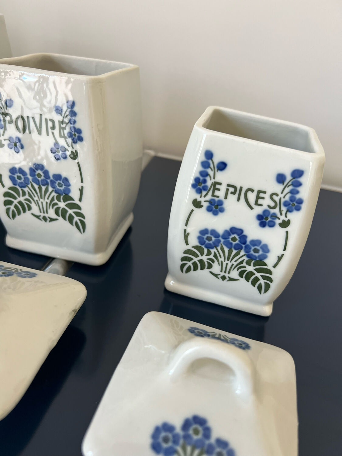 Série pots à épices faïence de Saint-Uze fleurs bleues