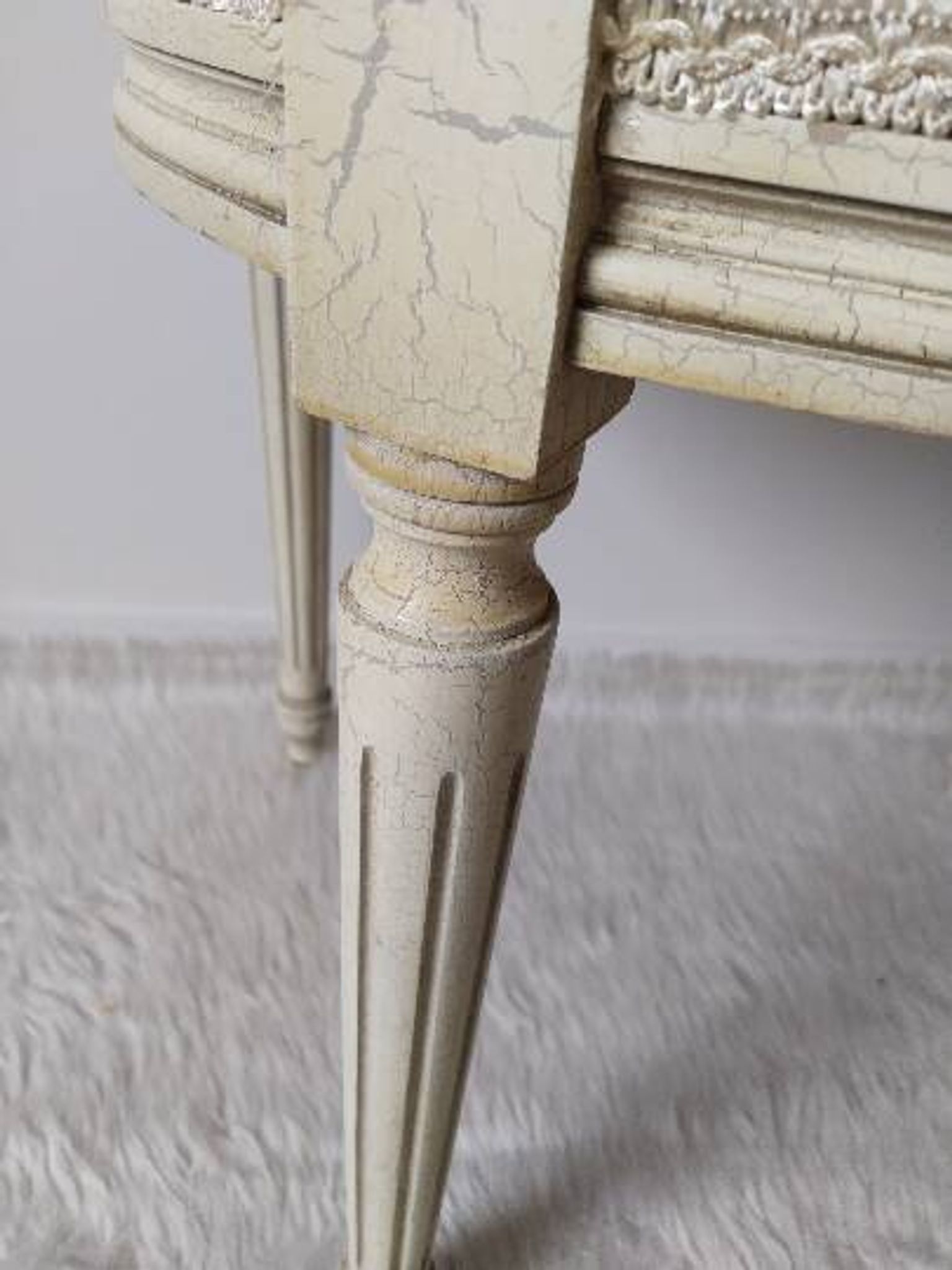 Louis XVI upholstered medallion chair, beige cracked patina, sea fabric