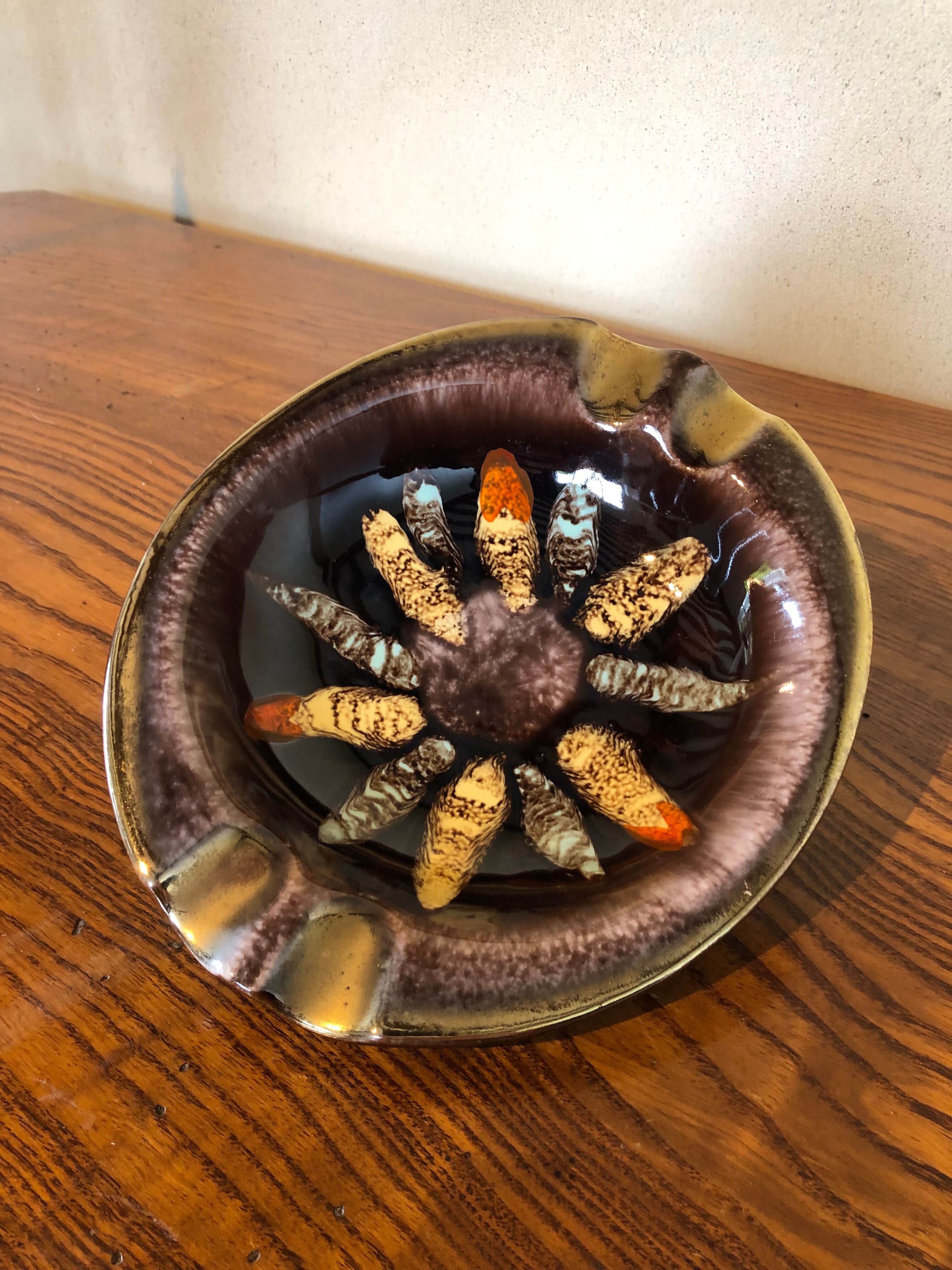 Empty pocket in gold ceramic