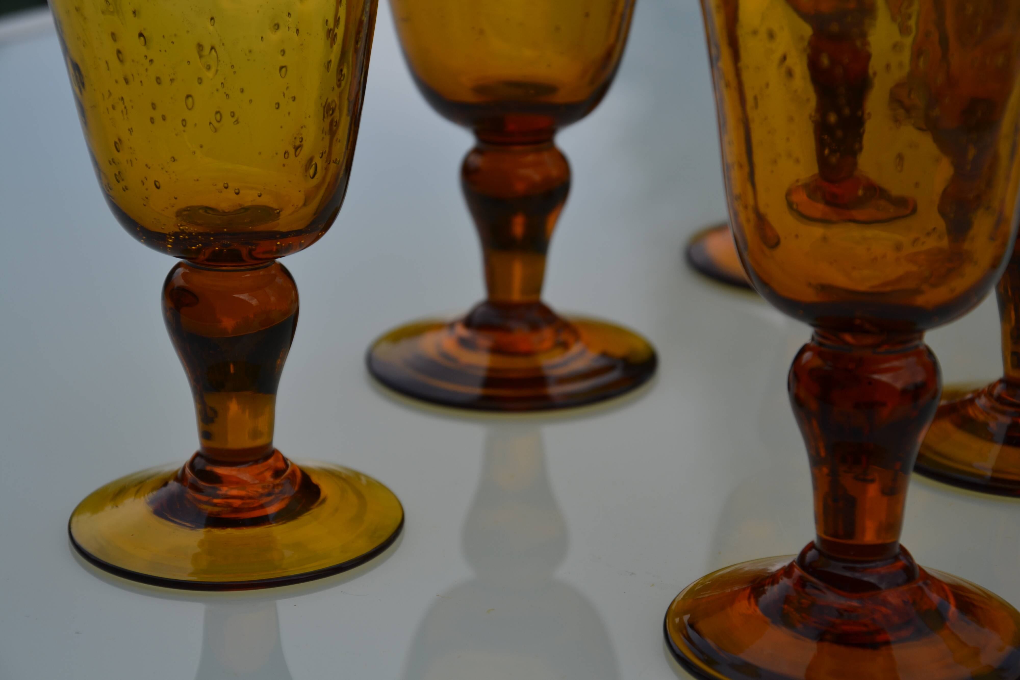 8 verres en verre ambré Biot