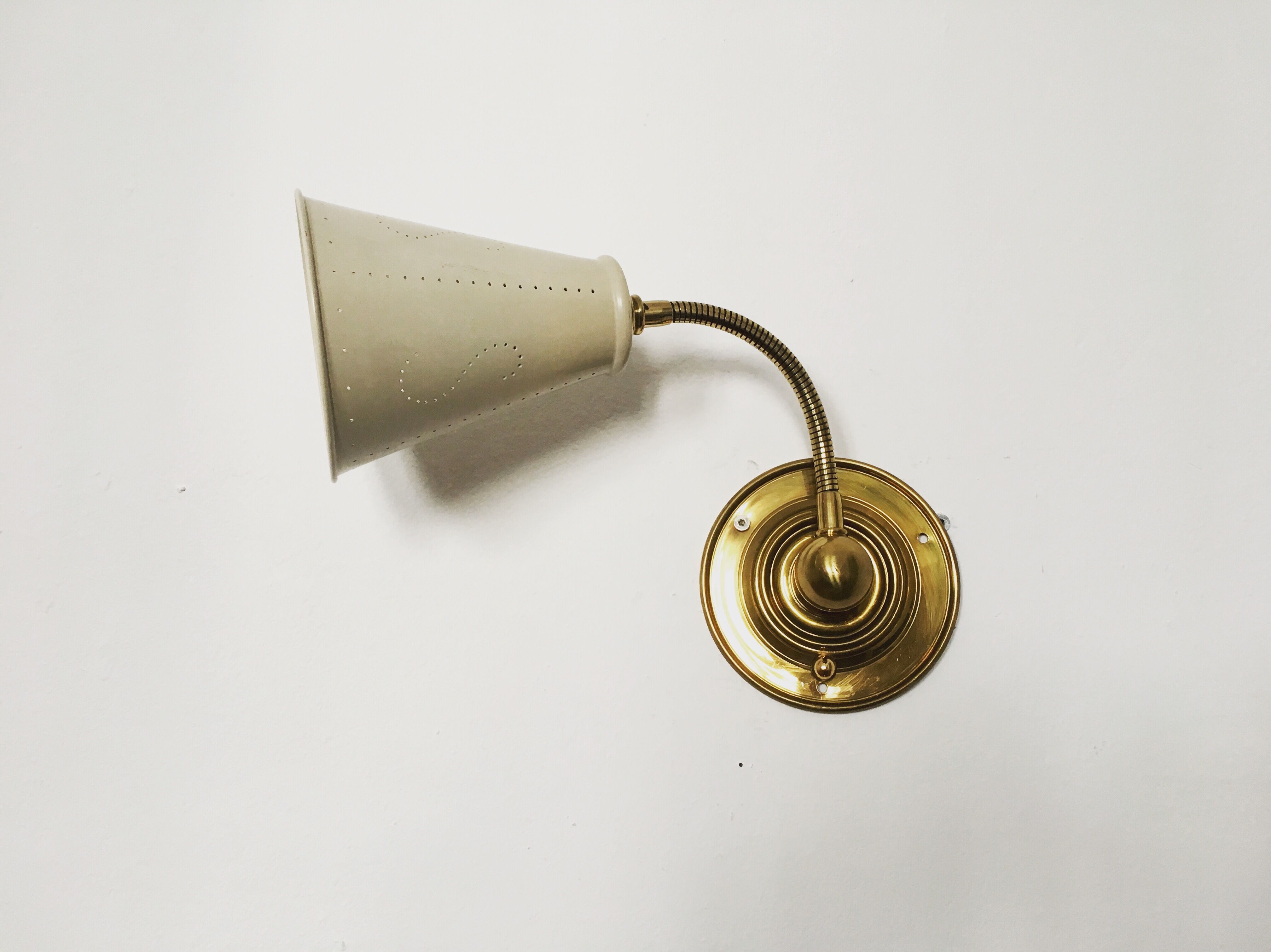 Magnificent adjustable italian Mid Century Modern brass wall sconce
