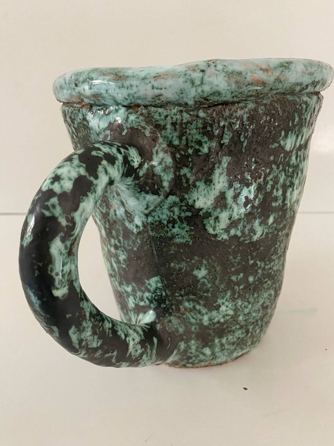 Large vintage turquoise ceramic pot from the 60s. Perfect condition. Dimensions: 20 cm high x 17 l.