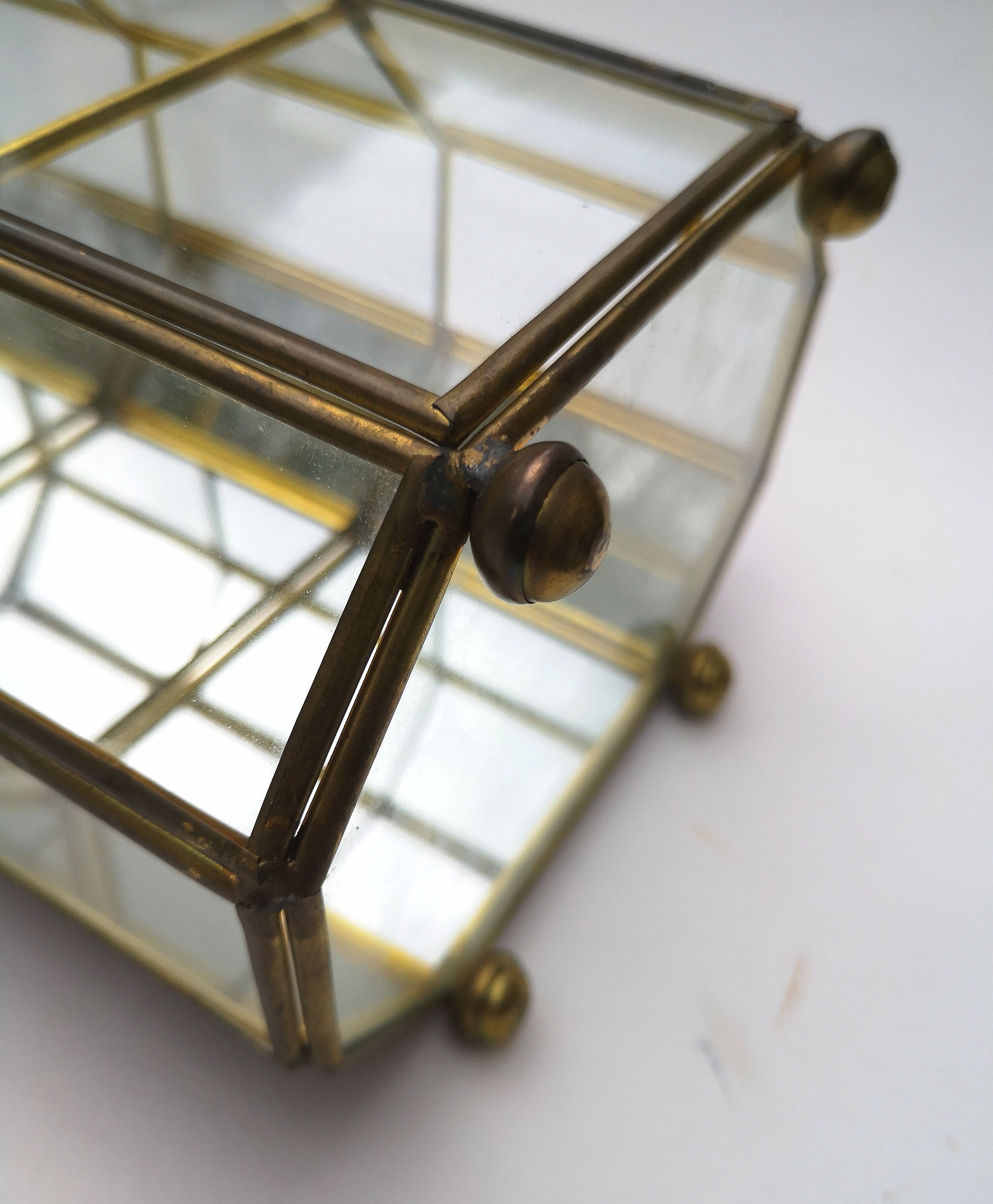 Vintage showcase in brass, glass and mirrors