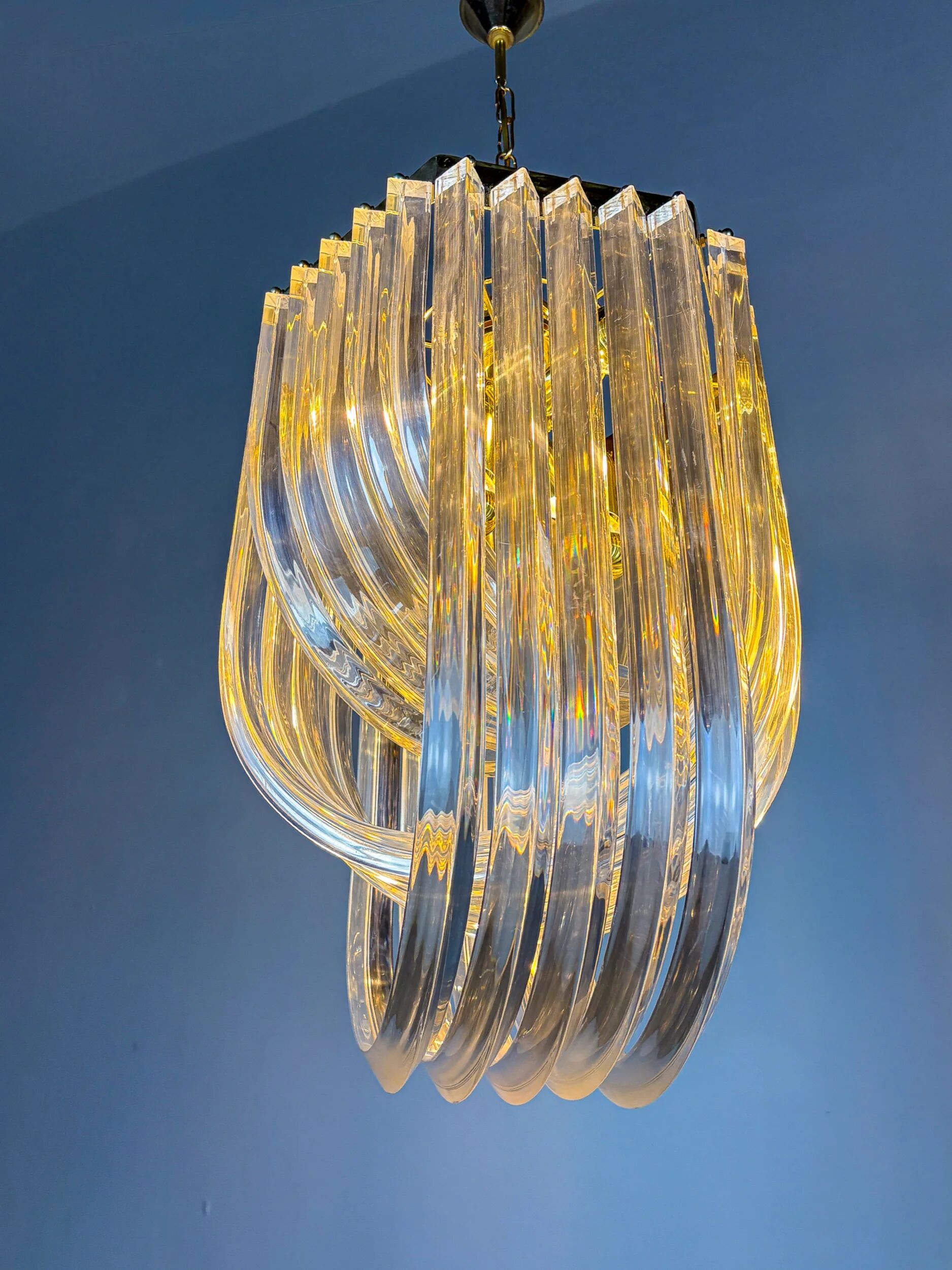 Long mid-century curved Lucite ribbon chandelier in brass, Italy