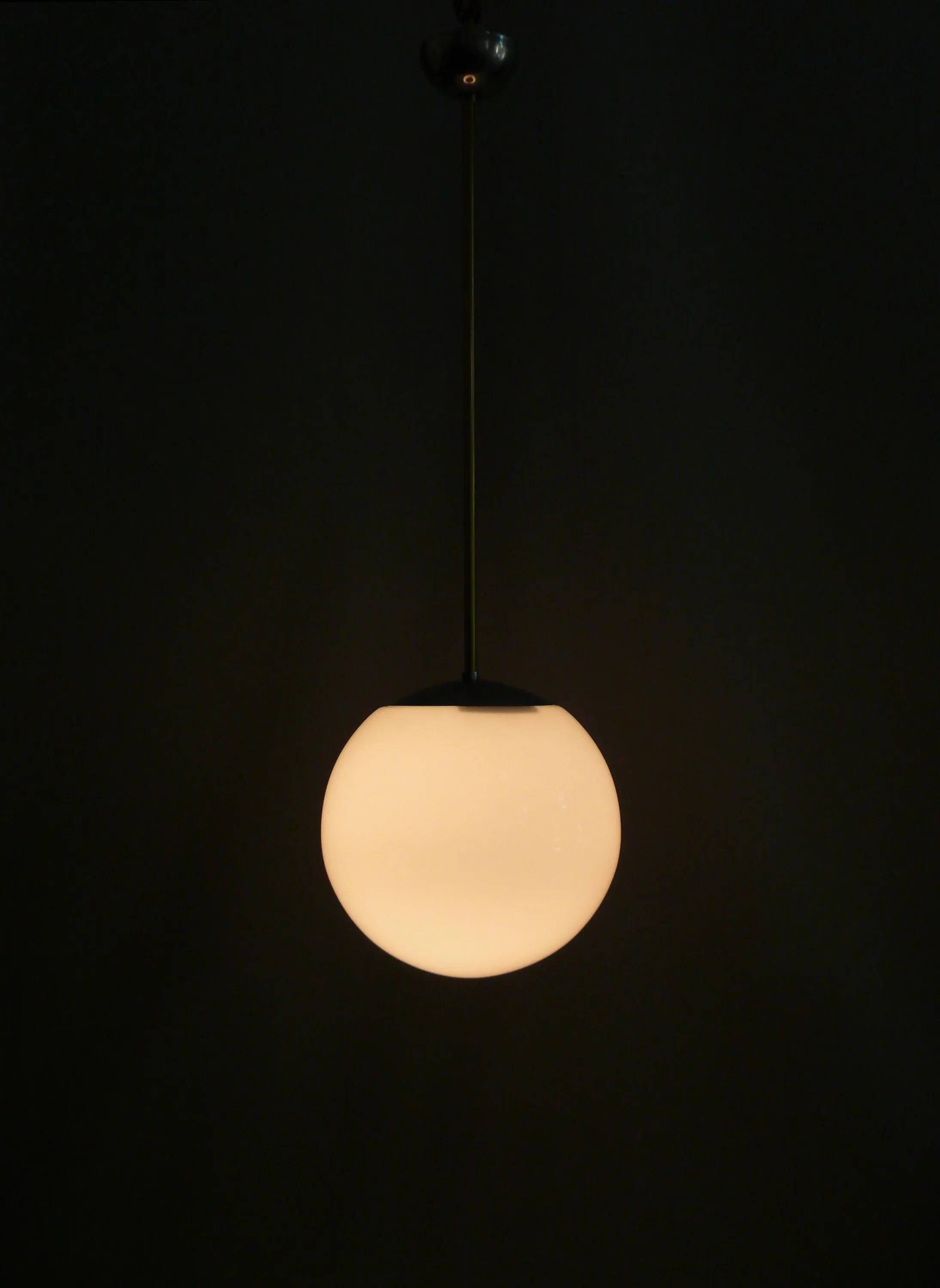 Une paire de grandes lampes sphériques Art Déco avec abat-jour en verre opale et douilles chromées - Bauhaus - 1930-1940