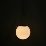 Une paire de grandes lampes sphériques Art Déco avec abat-jour en verre opale et douilles chromées - Bauhaus - 1930-1940