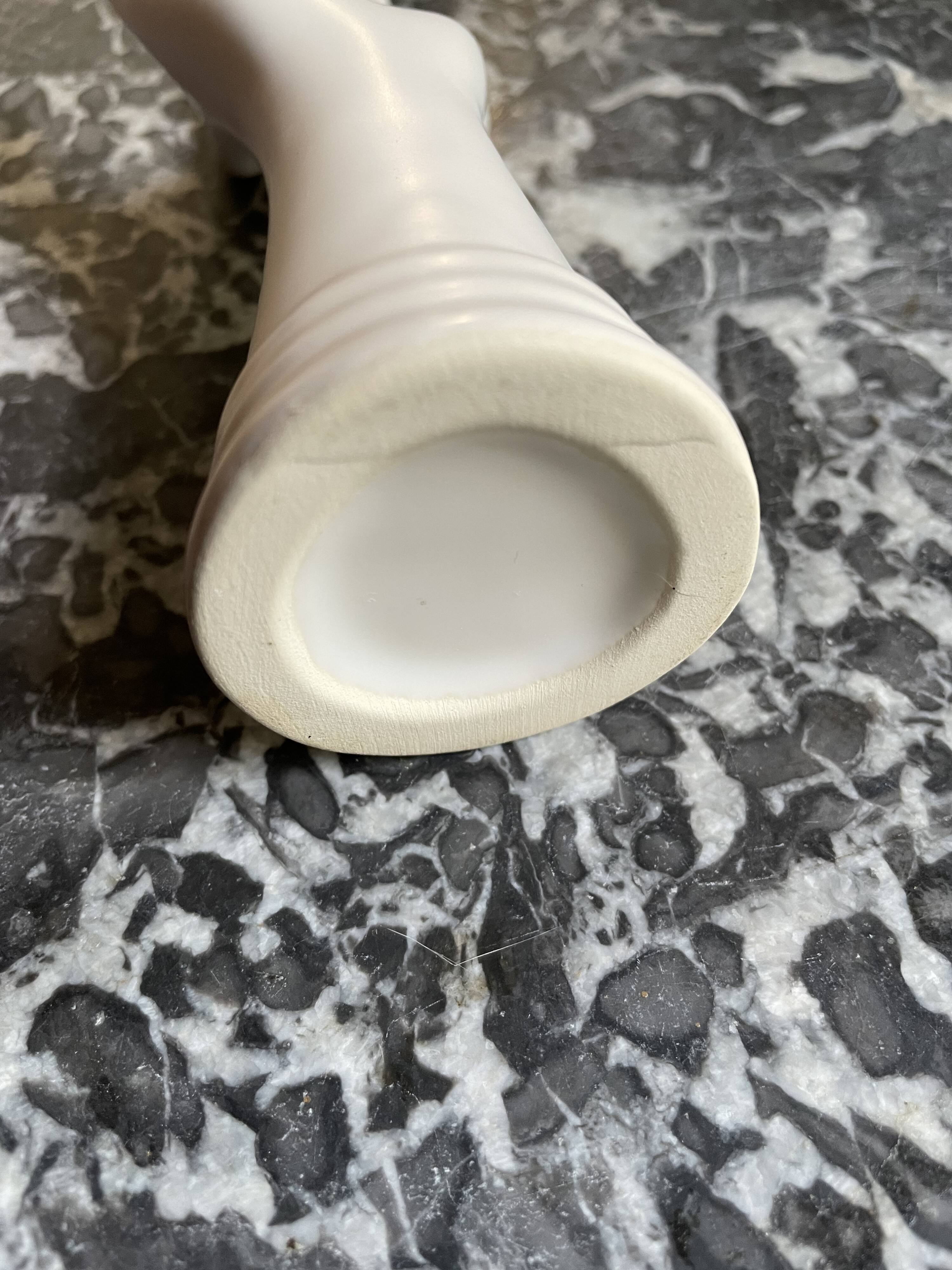 Hand white ceramic baguier H16