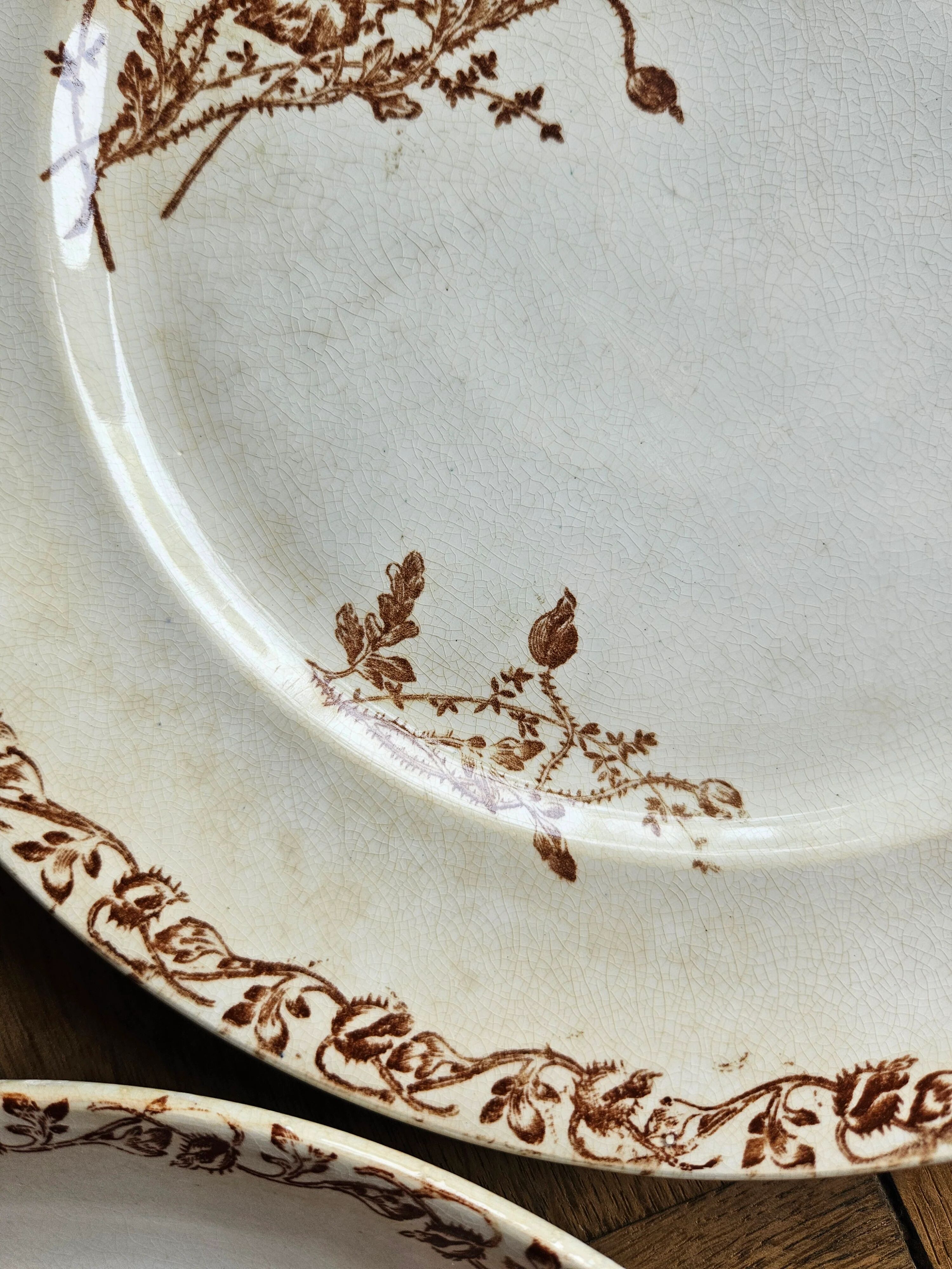 Flat plates, ironstone, poppies