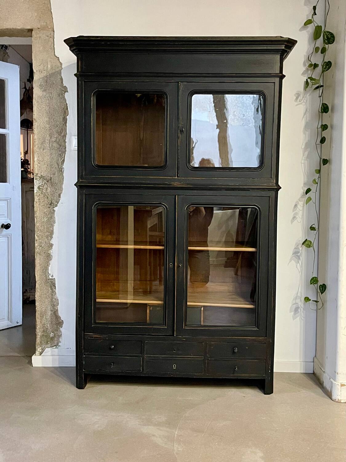 Glass display cabinet