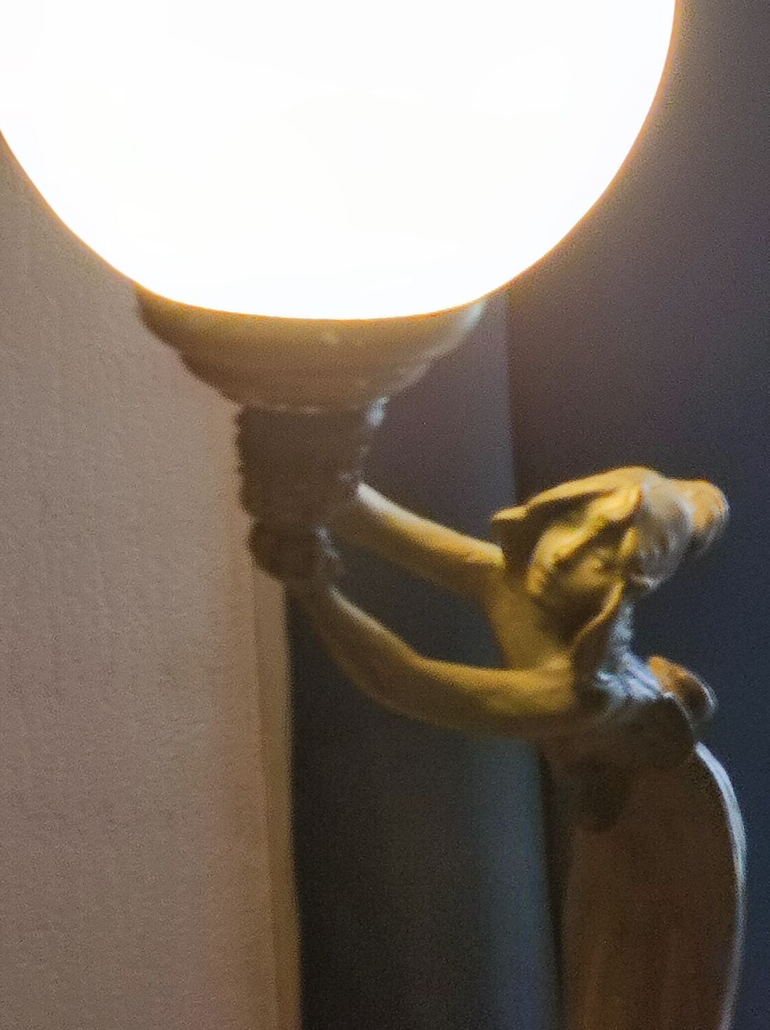Women's statuette lamp