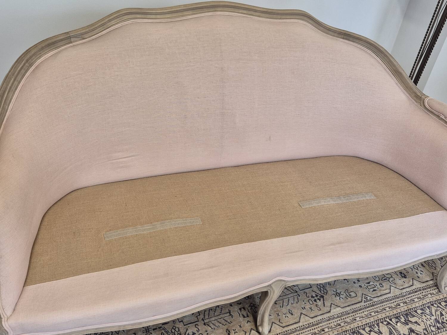 Louis XV style bench sofa in pink fabric and burlap