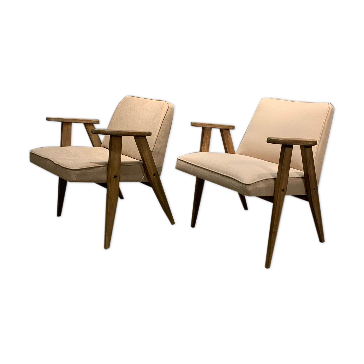 Paire de fauteuils 366, conçus par J. Chierowski