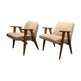 Paire de fauteuils 366, conçus par J. Chierowski