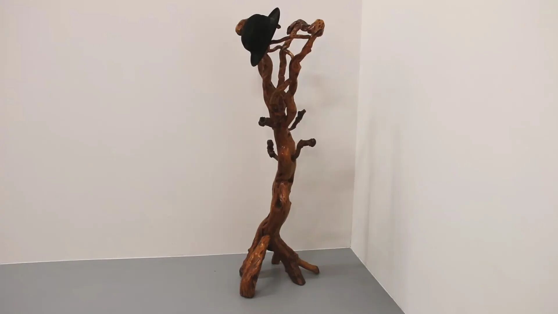 Sculptural oak coat rack – a functional work of nature Italy 60