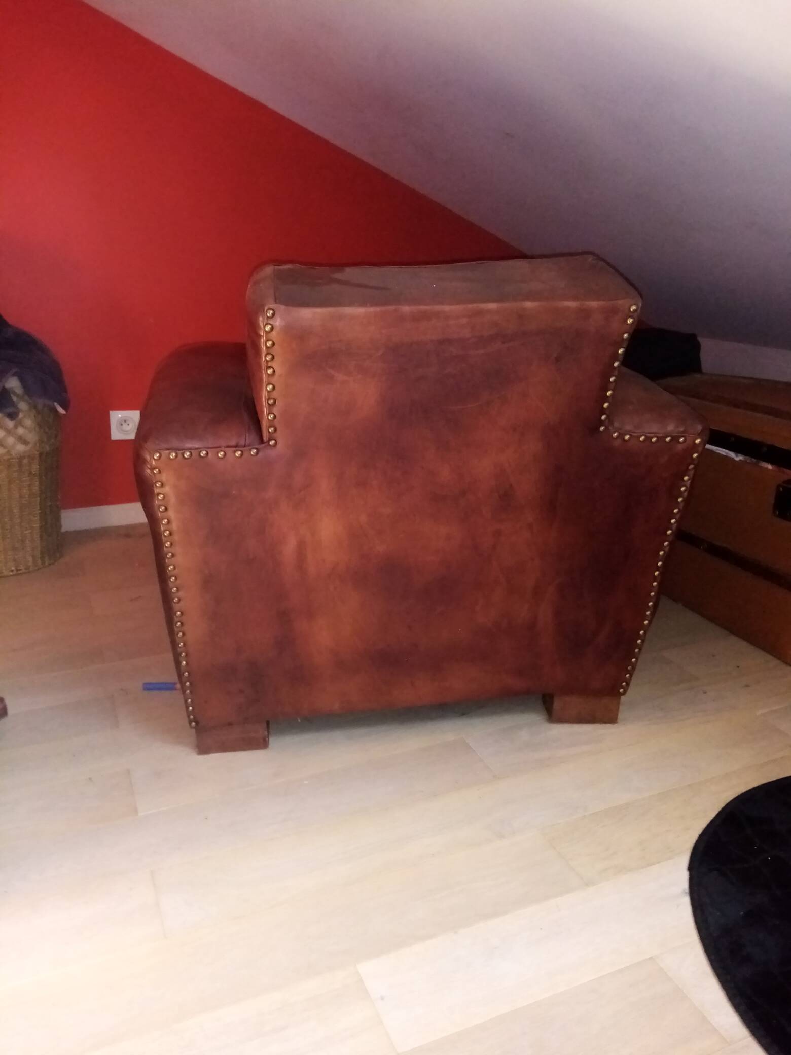 Square club armchair