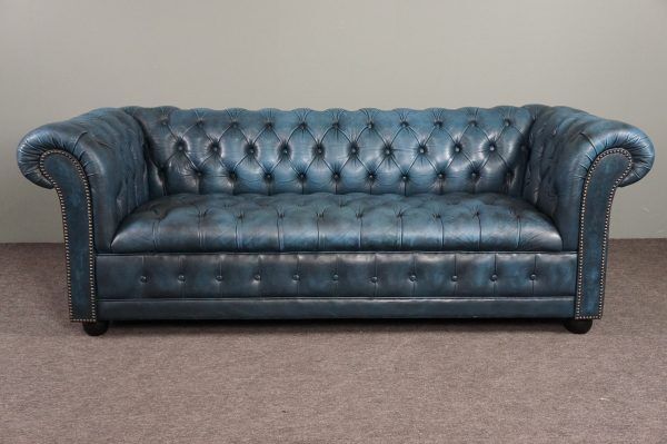 Chesterfield sofa buttoned in blue cowhide, 2.5 seats