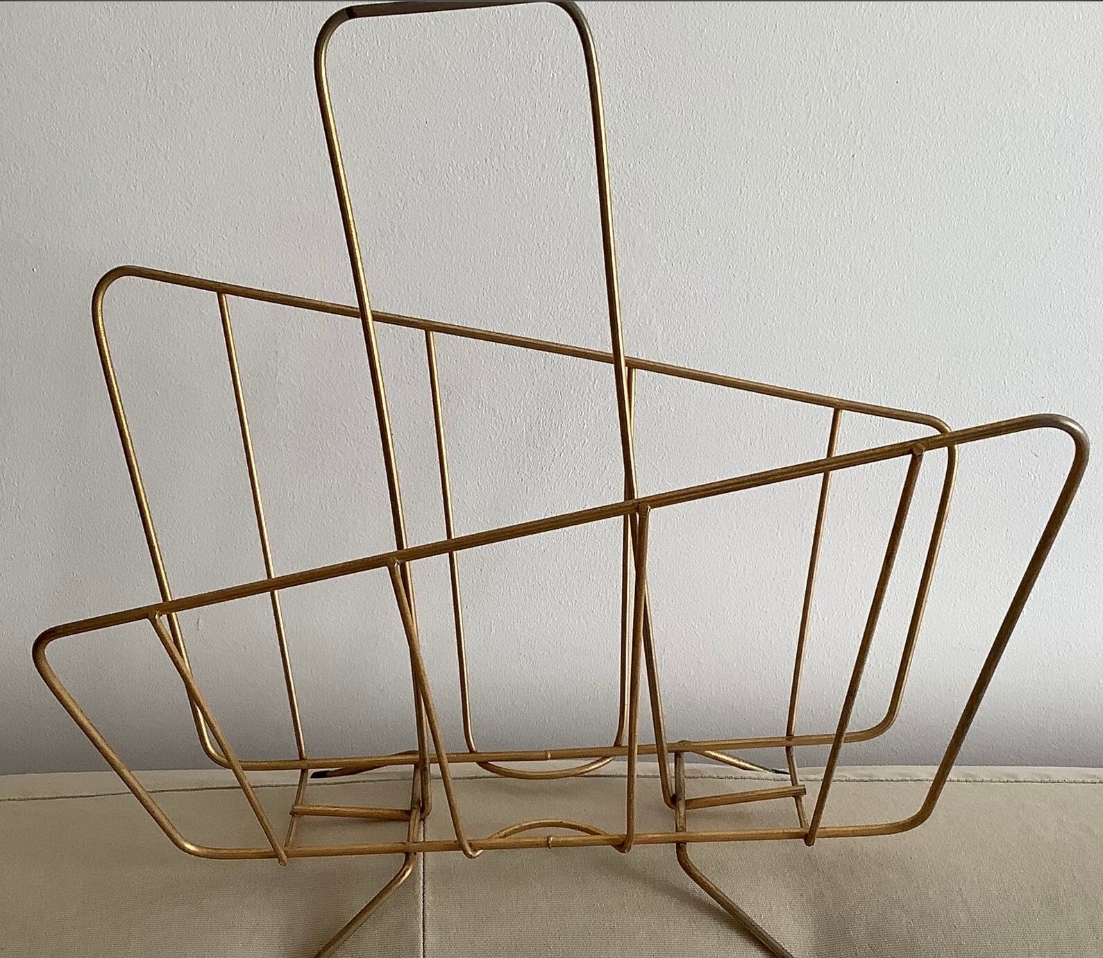 Collector vintage 60s magazine holder in gold painted metal