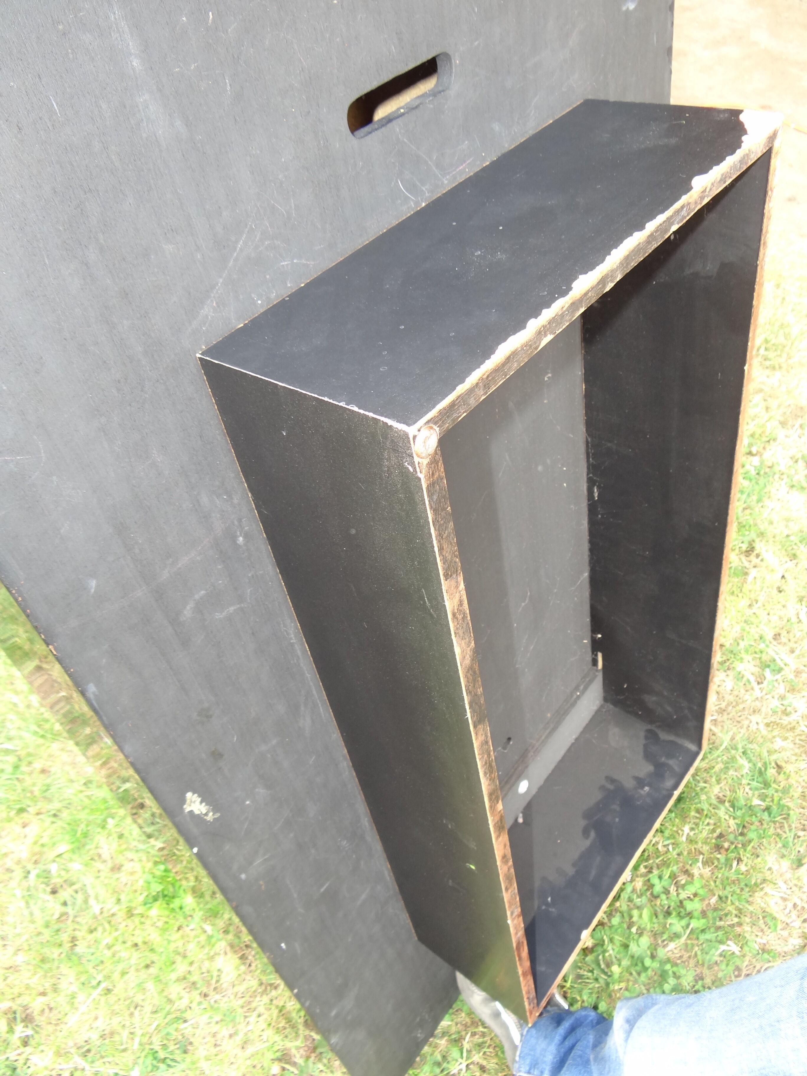 Table basse par Jean Claude Mahey laque et filet de laiton