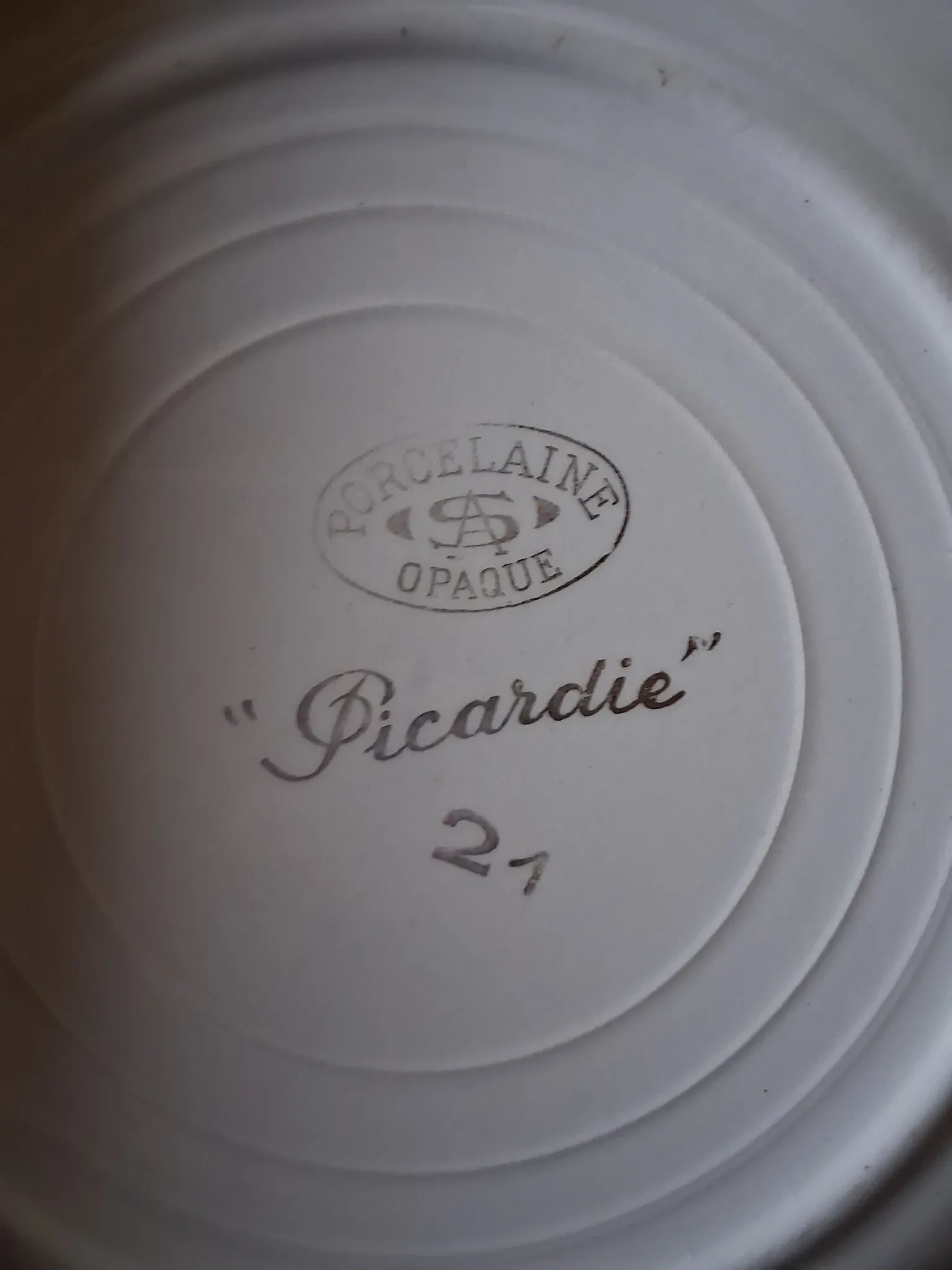 6 dessert plates in opaque porcelain in good condition.