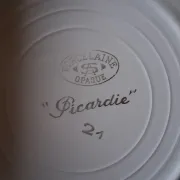 6 dessert plates in opaque porcelain in good condition.