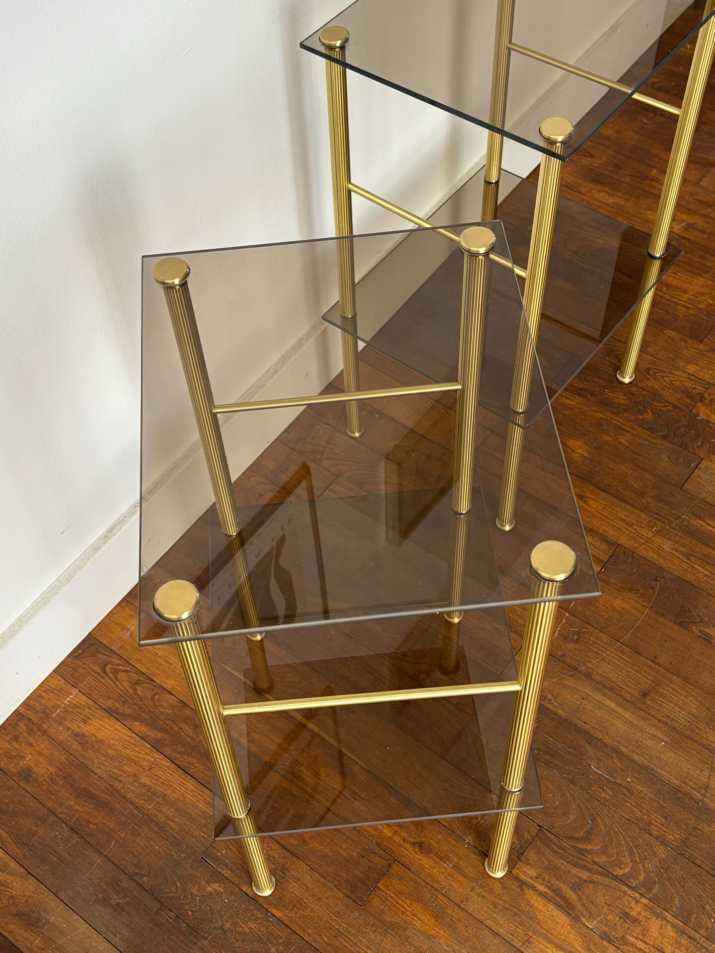 Tables d’appoint en verre et laiton