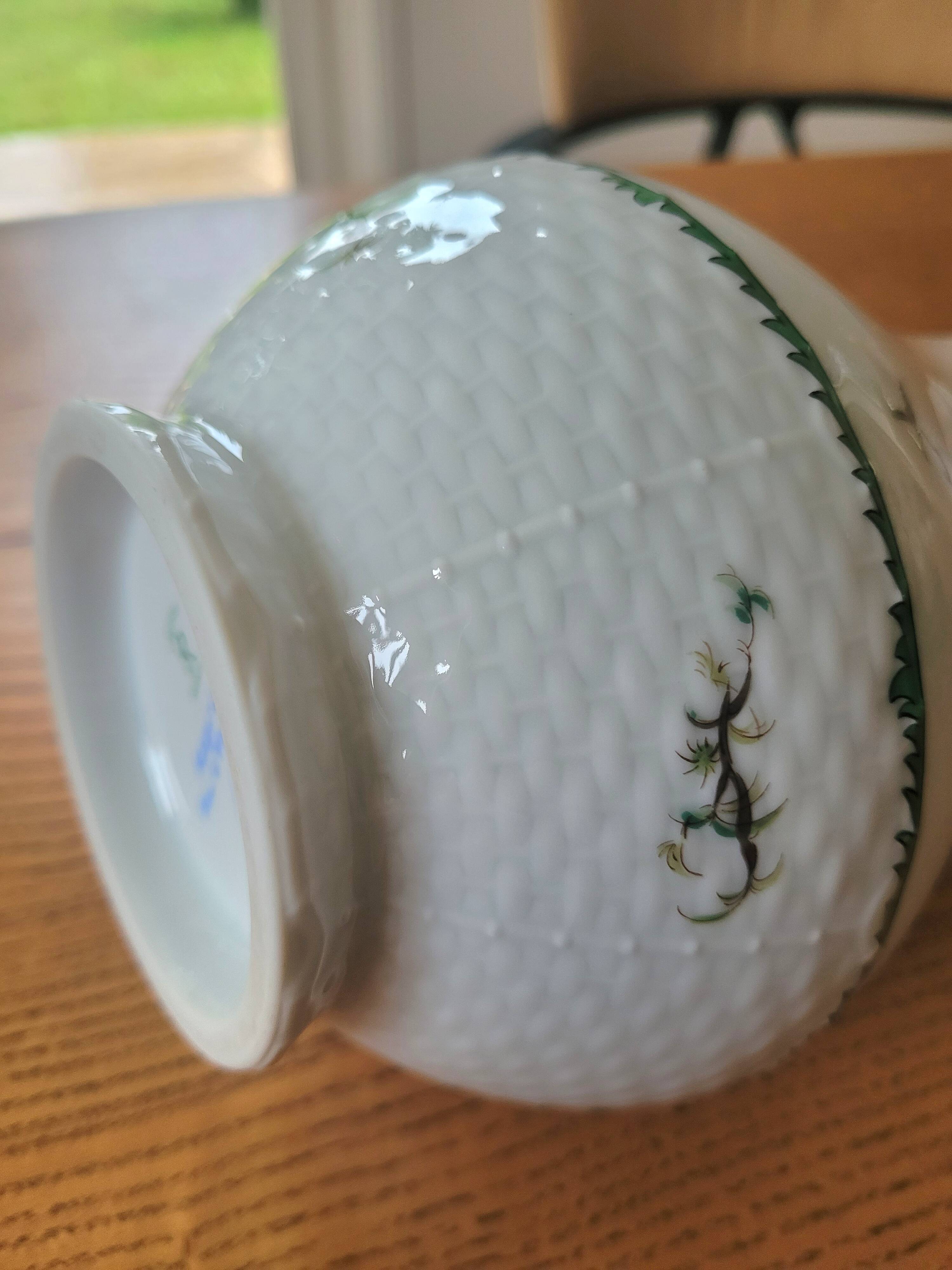 Vase en porcelaine décor polychrome "aux vieux chinois"