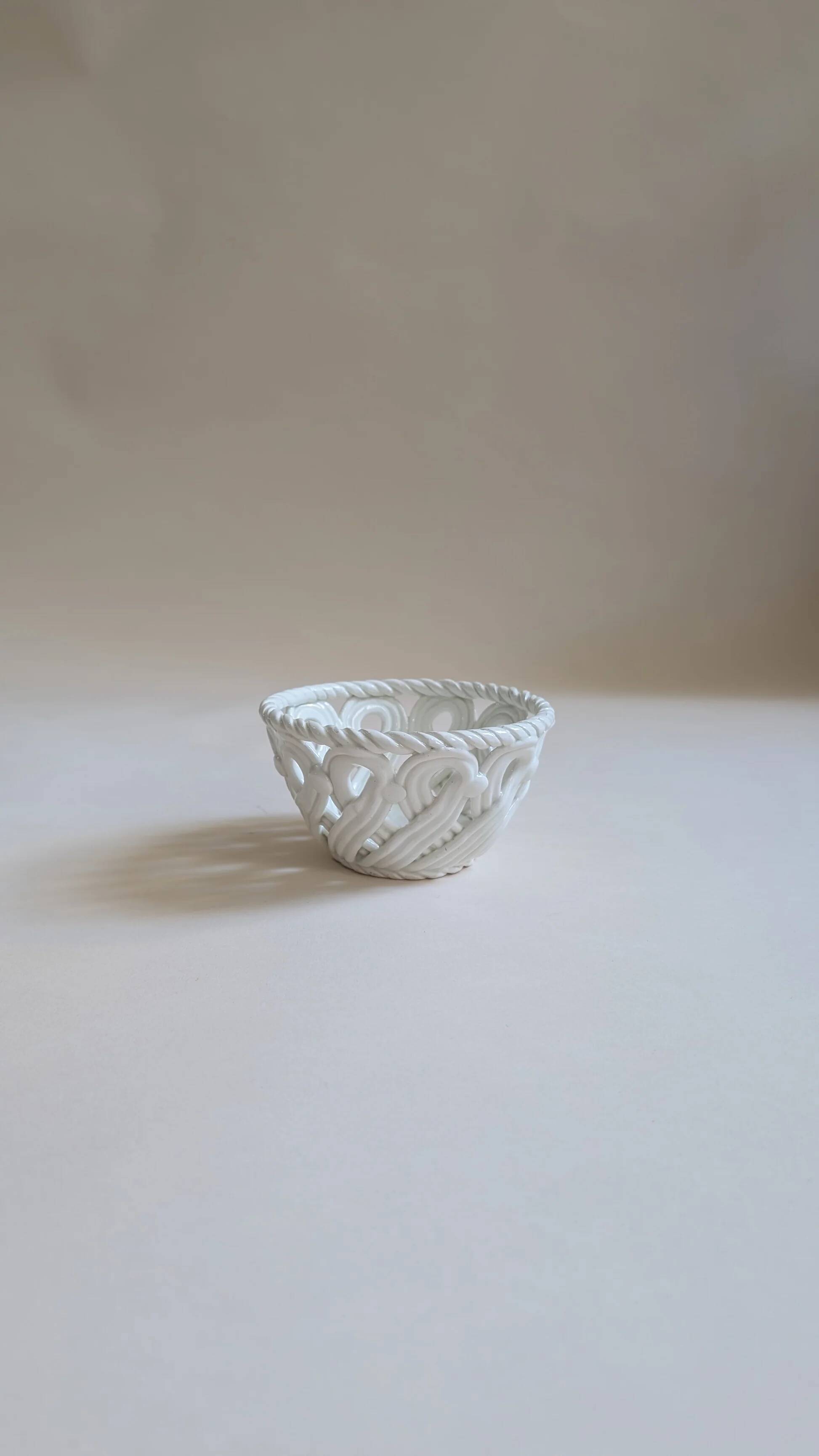 Woven ceramic pocket emptier – Spain