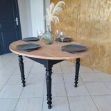 Oval table in solid oak