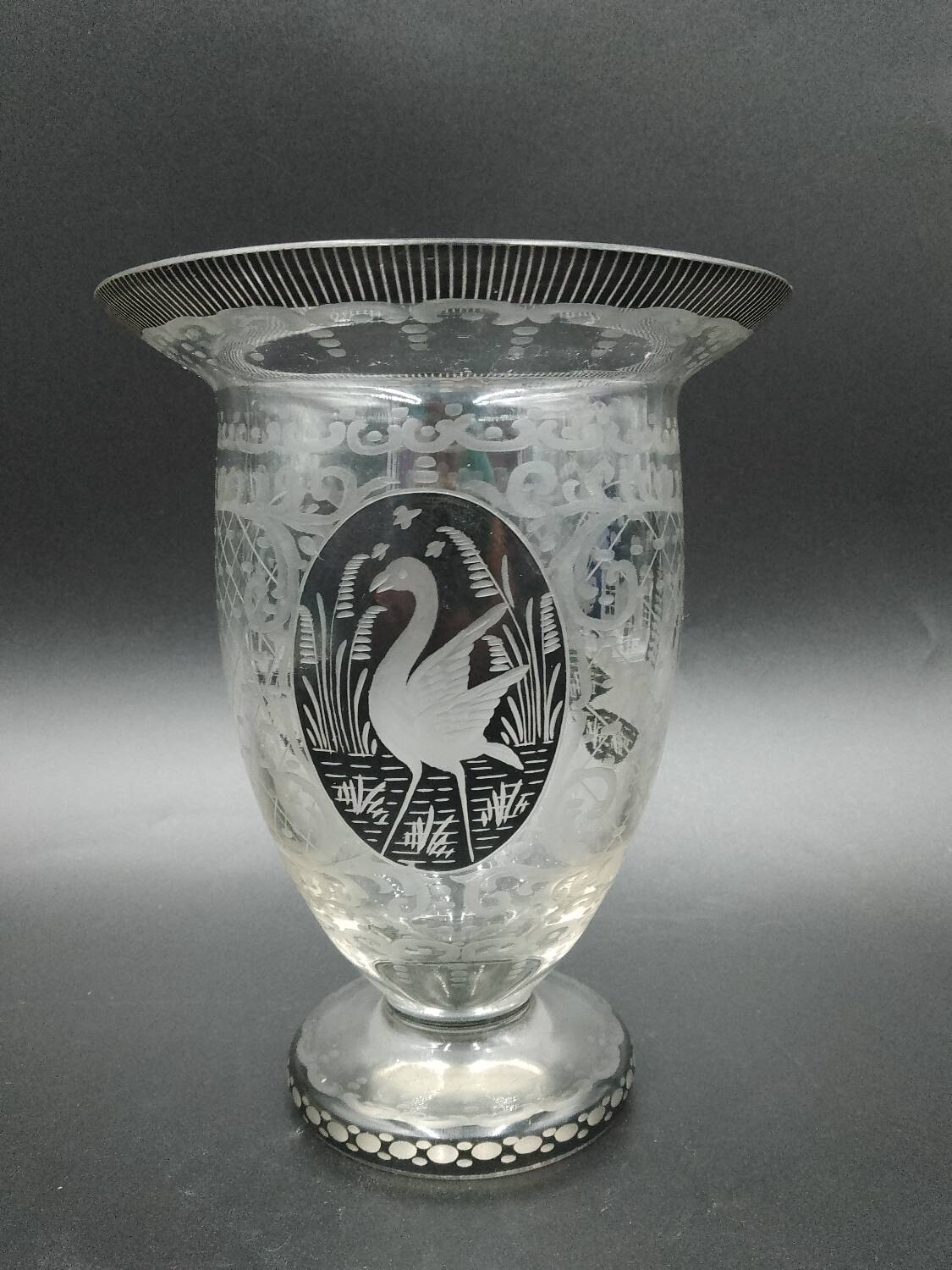 Early 20th century Bohemian vase in engraved crystal with castle and deer motifs