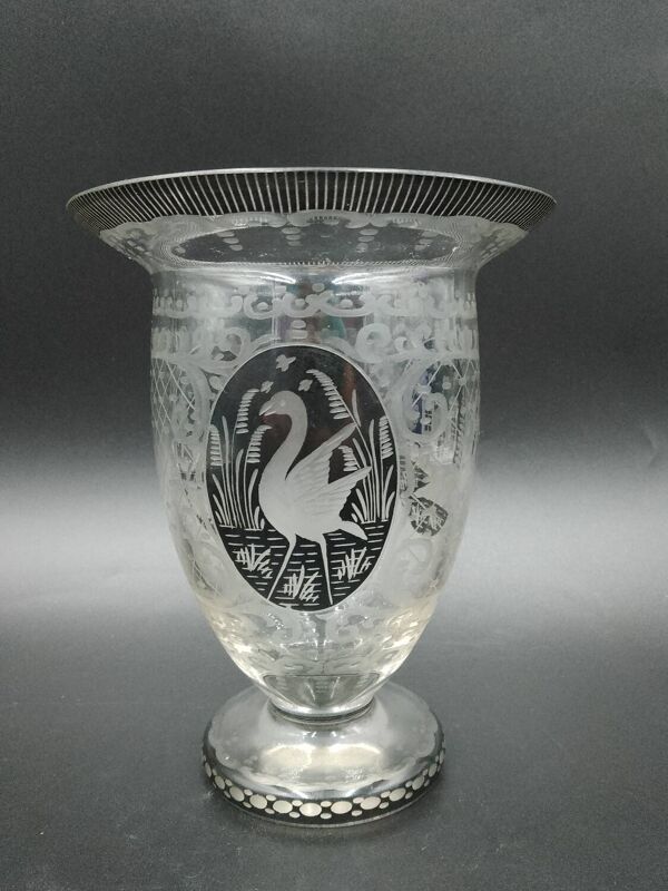 Vase de Bohême début XXème en cristal gravé avec motifs de château cerf oiseau