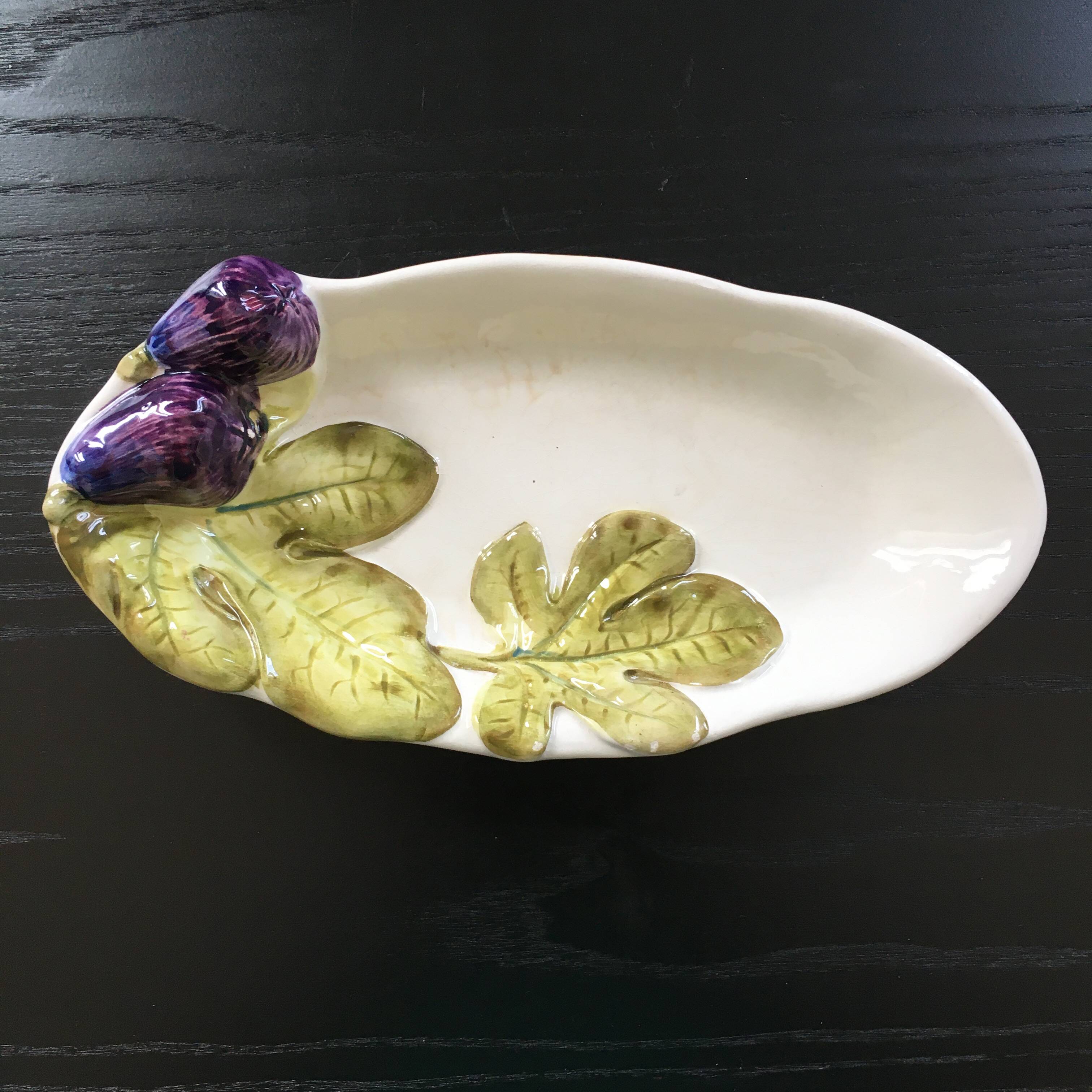 Oval dish with fig decoration
