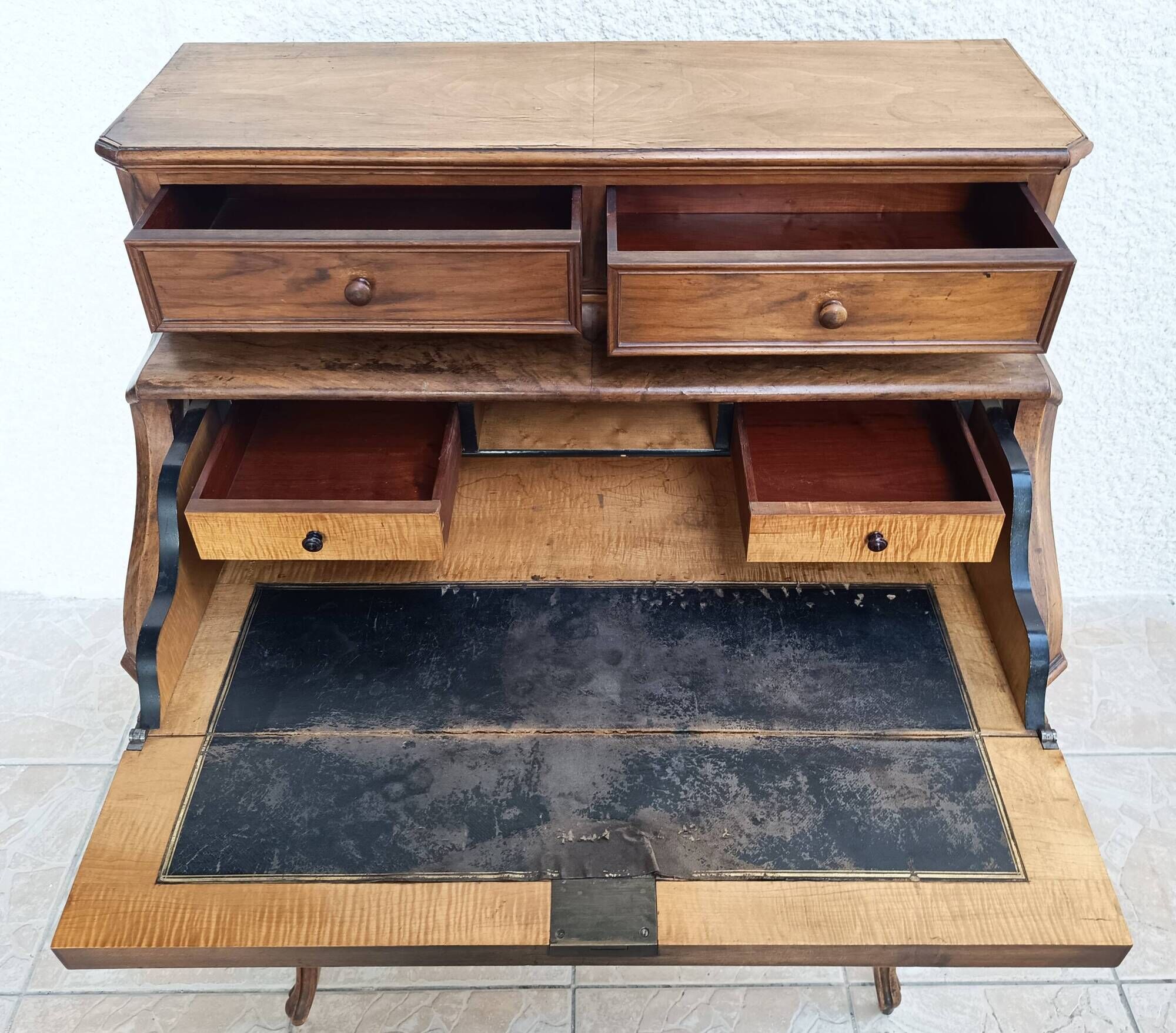 Louis XV slant-top desk in walnut, 19th century.