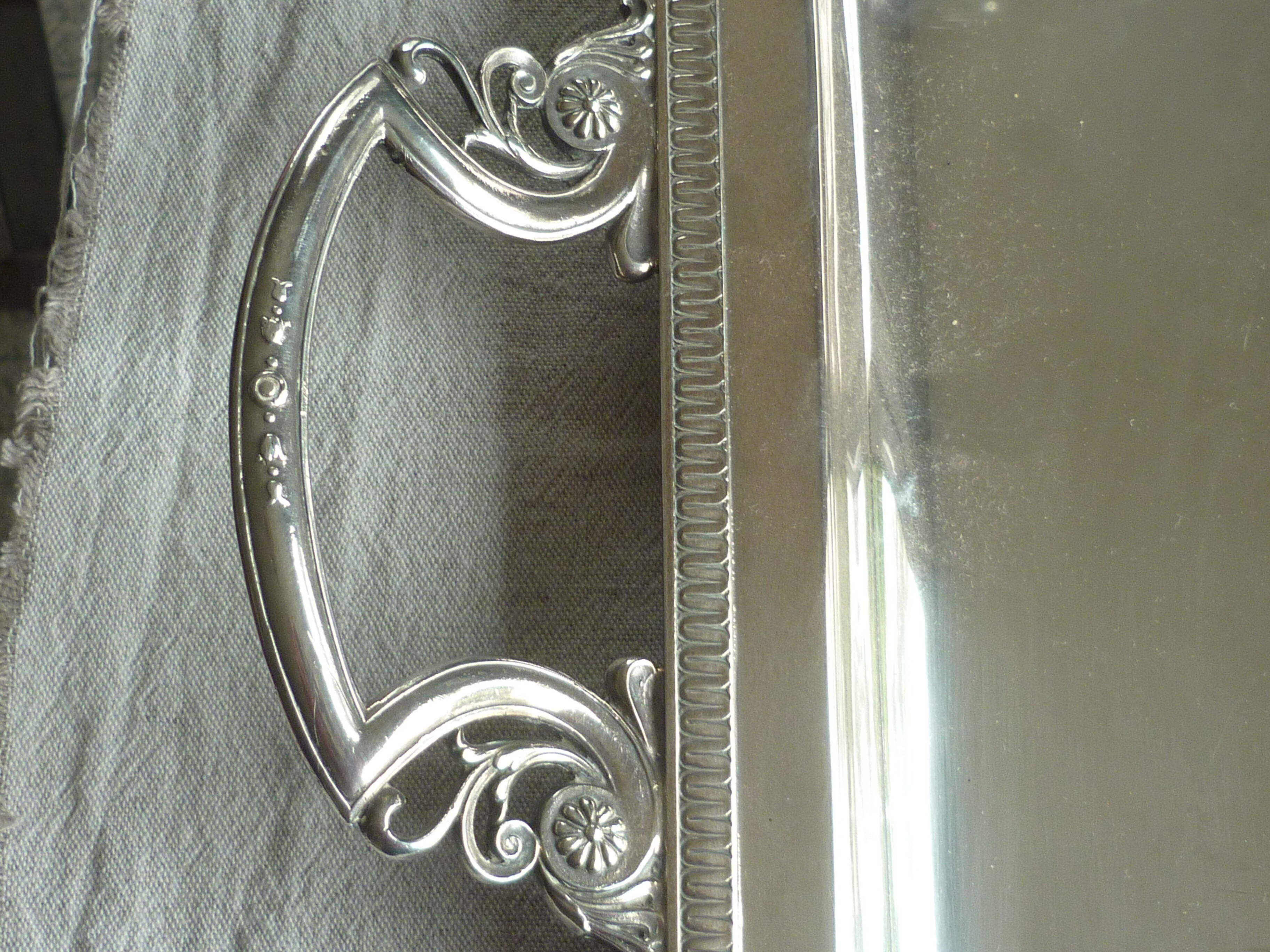 Presentation tray in silver metal
