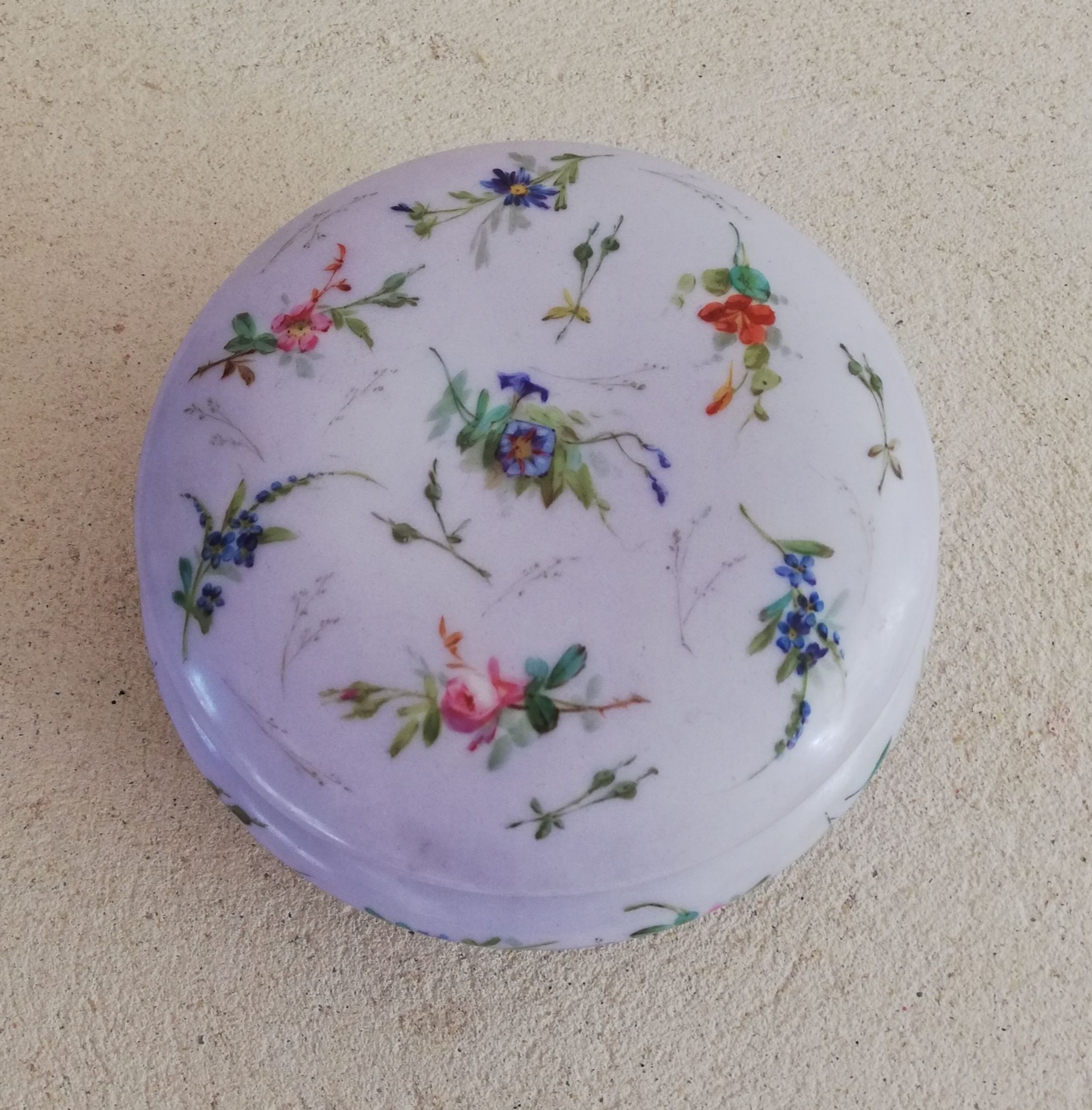 Bonbonnière ancienne en porcelaine