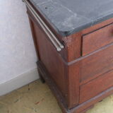 Commode  Louis Philippe en chêne foncé et marbre noir