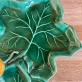 Ancien plat en barbotine verte décor 3 feuilles de vigne et une pomme