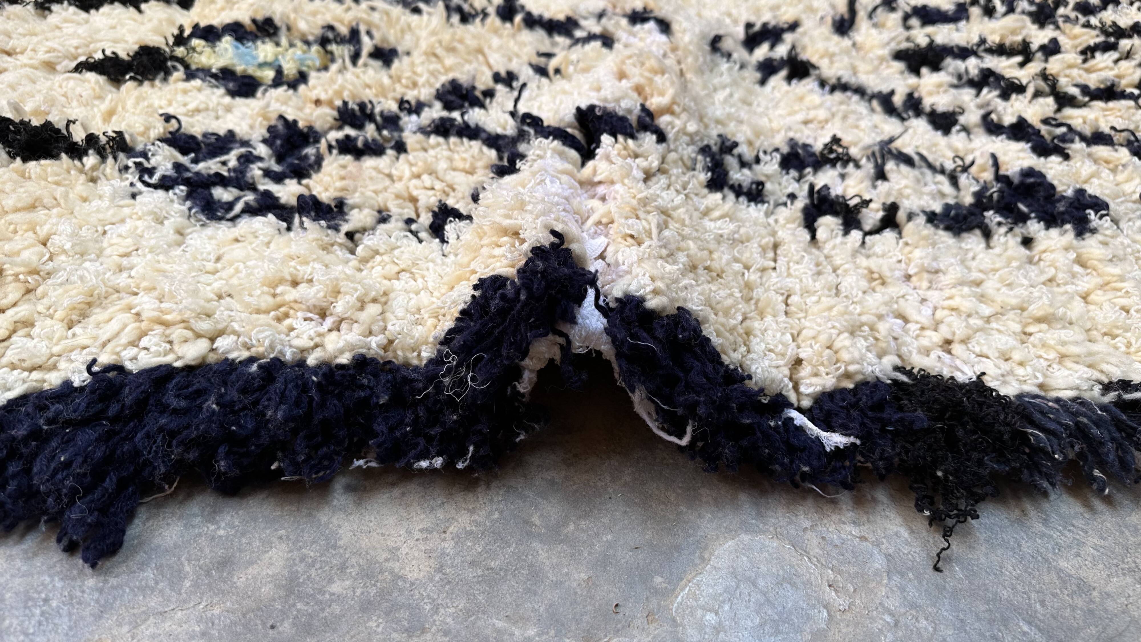 Azilal white and black Moroccan rug - 167 x 72 cm