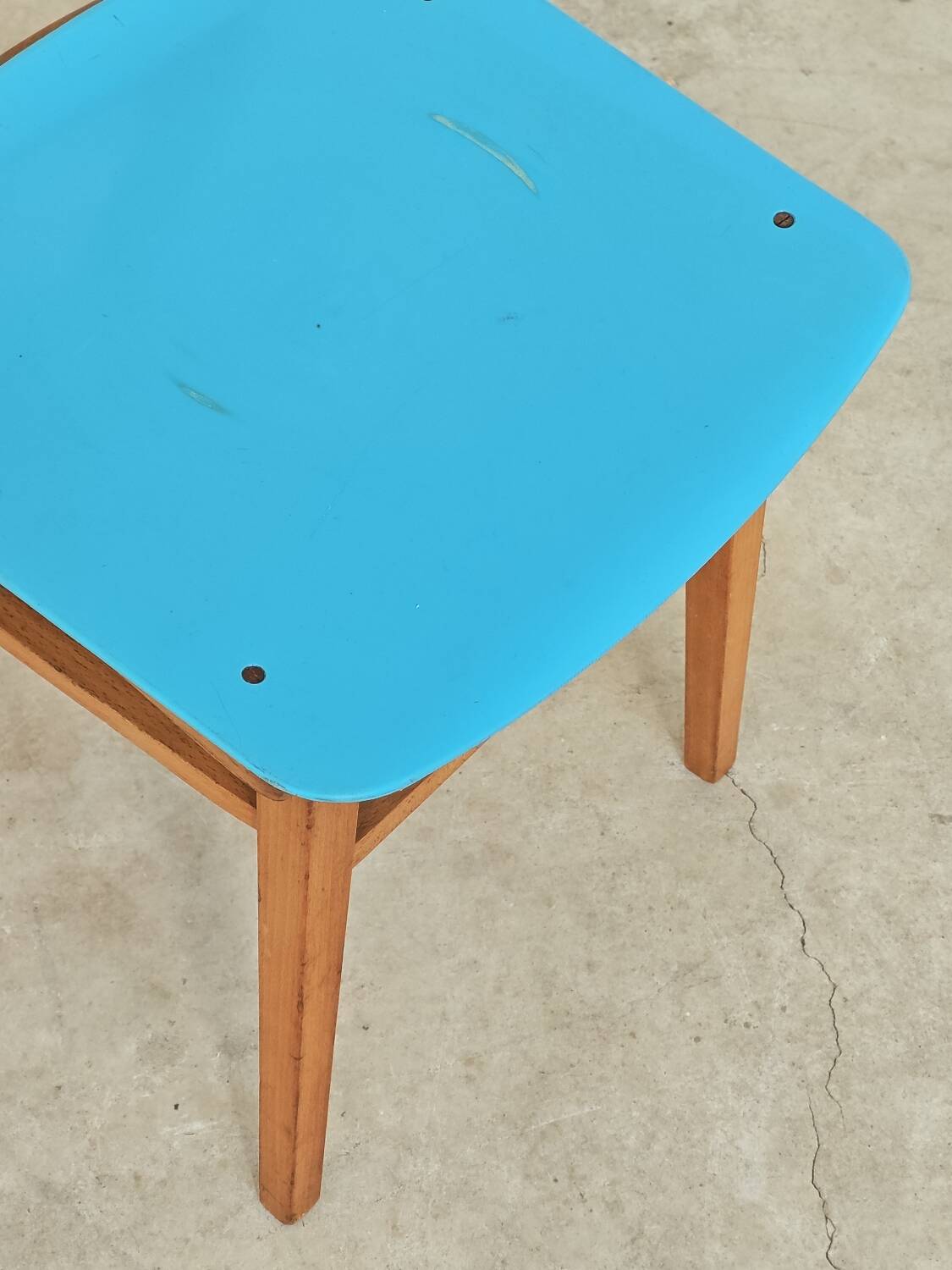 Pair of wooden and plastic chairs Ton Bystrice Thonet