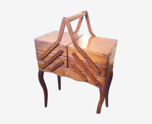 Travailleuse de couture en bois