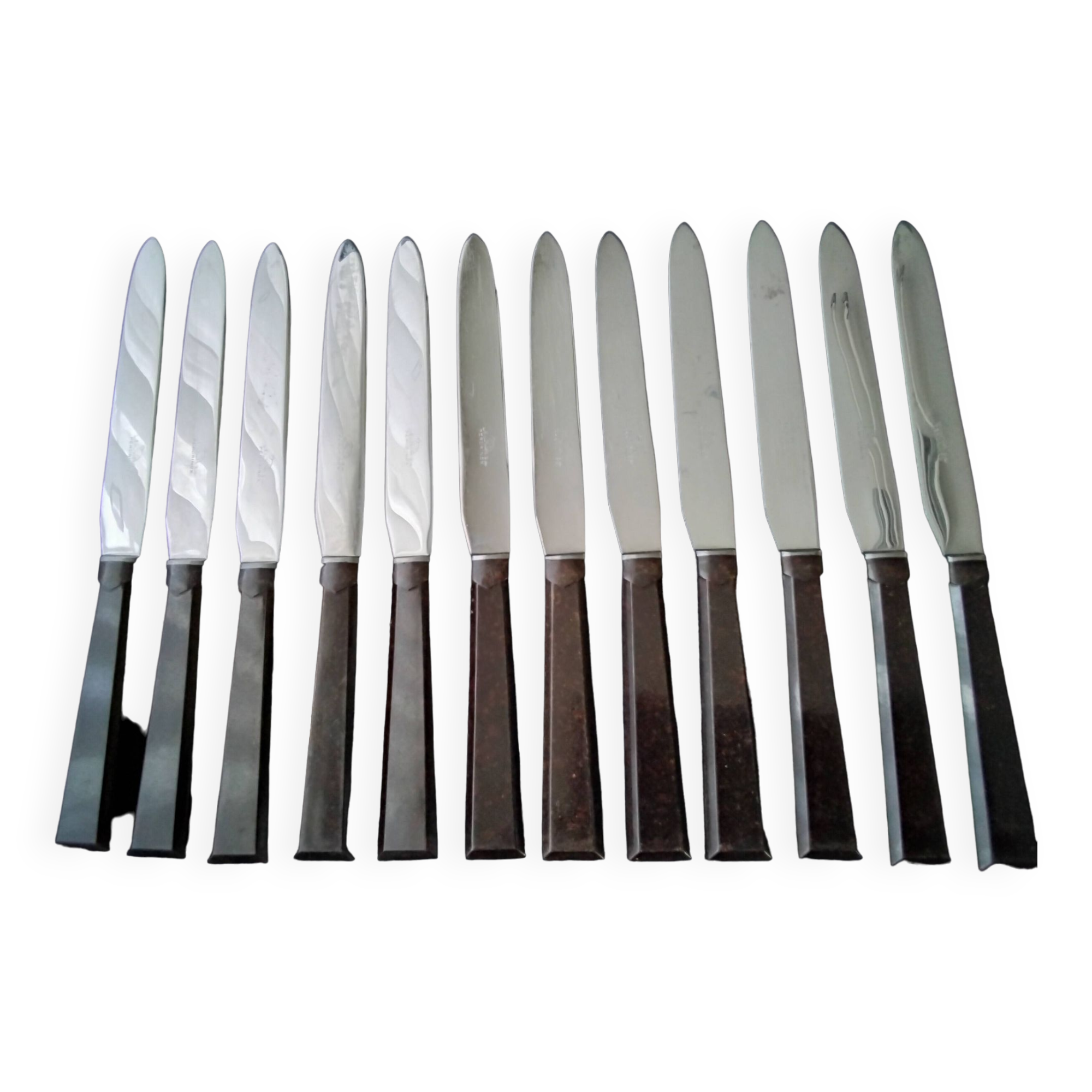 Coffret de 12 couteaux de table vintage  inox et bakélite brune