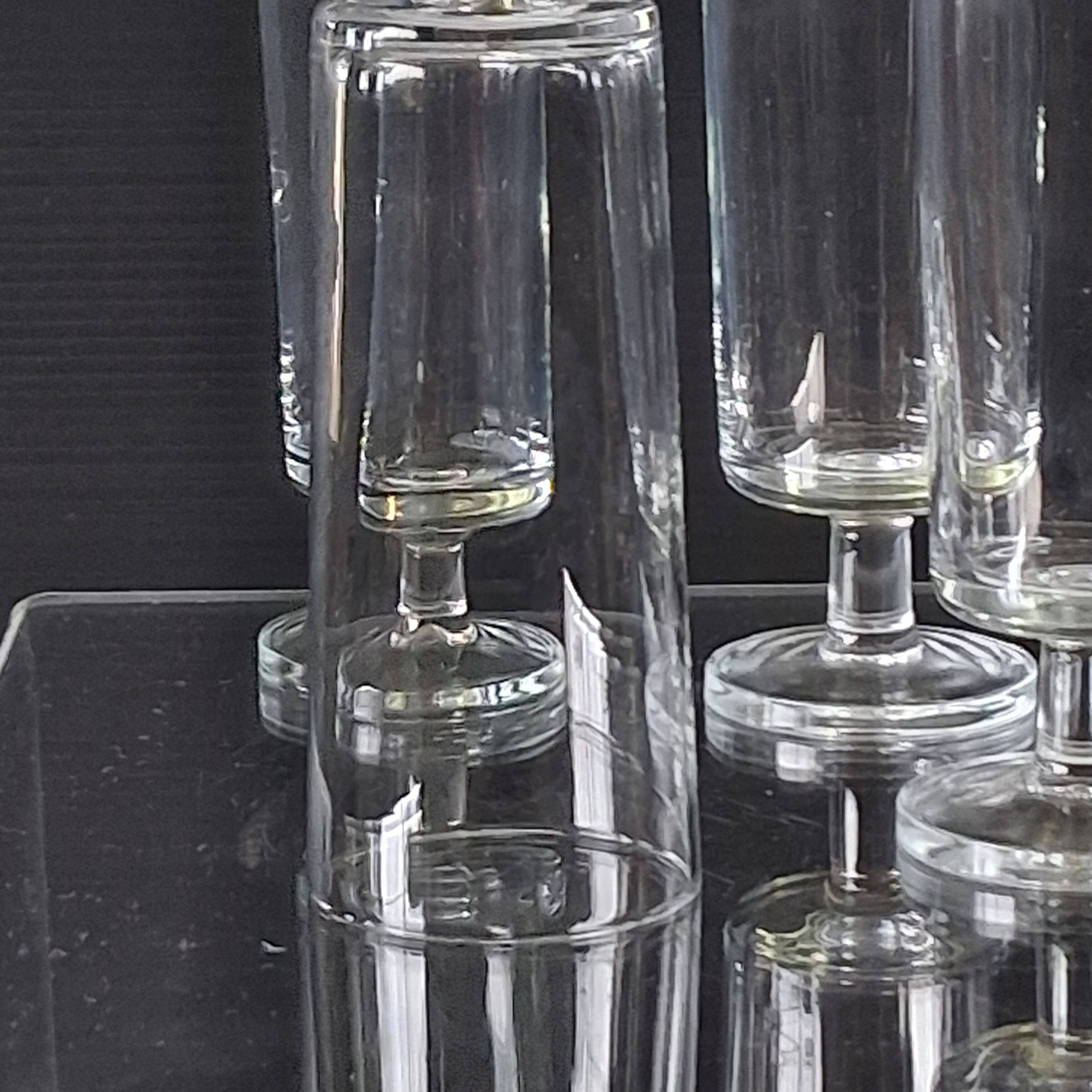 Set of 6 transparent glass flutes/coupes in very good condition.