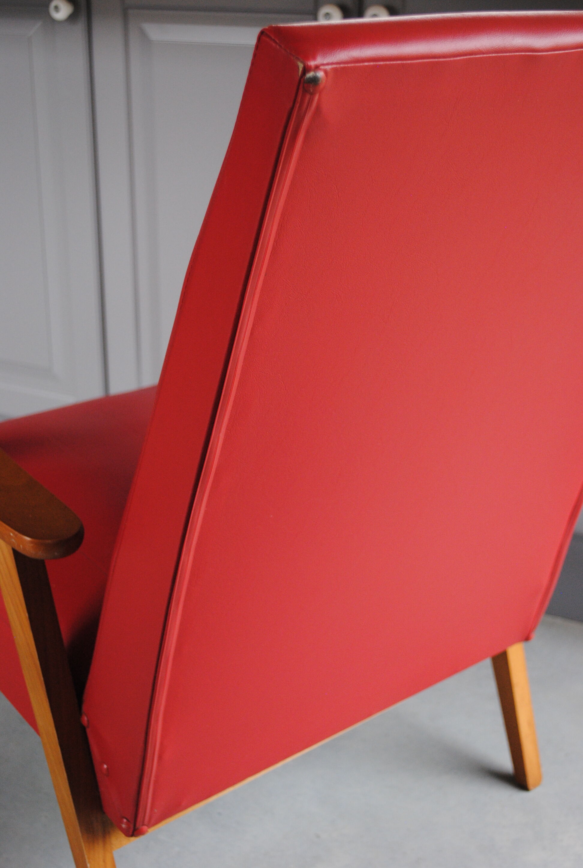 Fauteuil en skaï rouge années 60