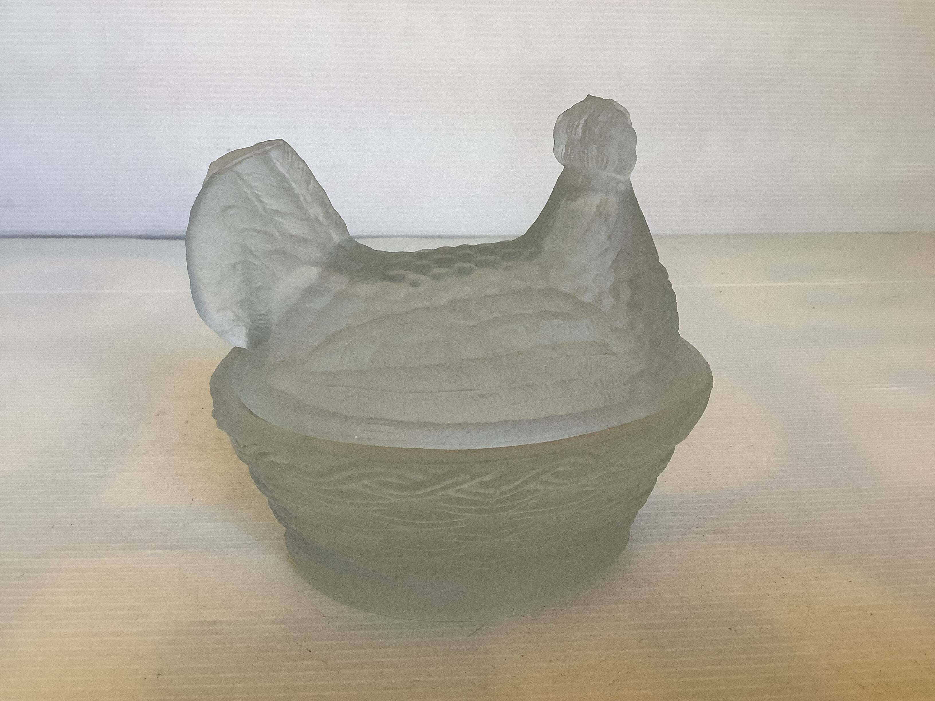 Chicken-shaped candy box