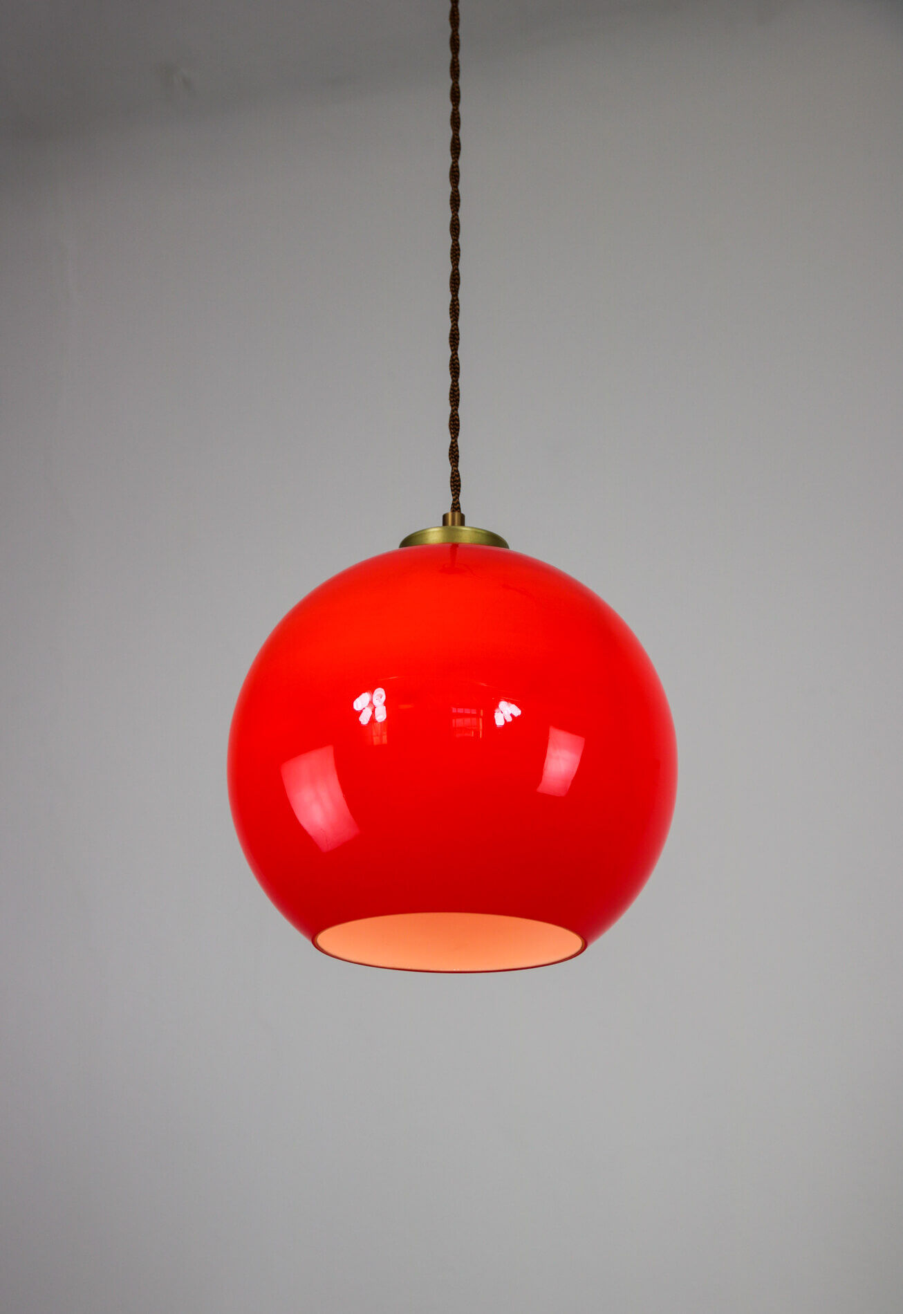 Suspension en verre rouge du milieu du siècle