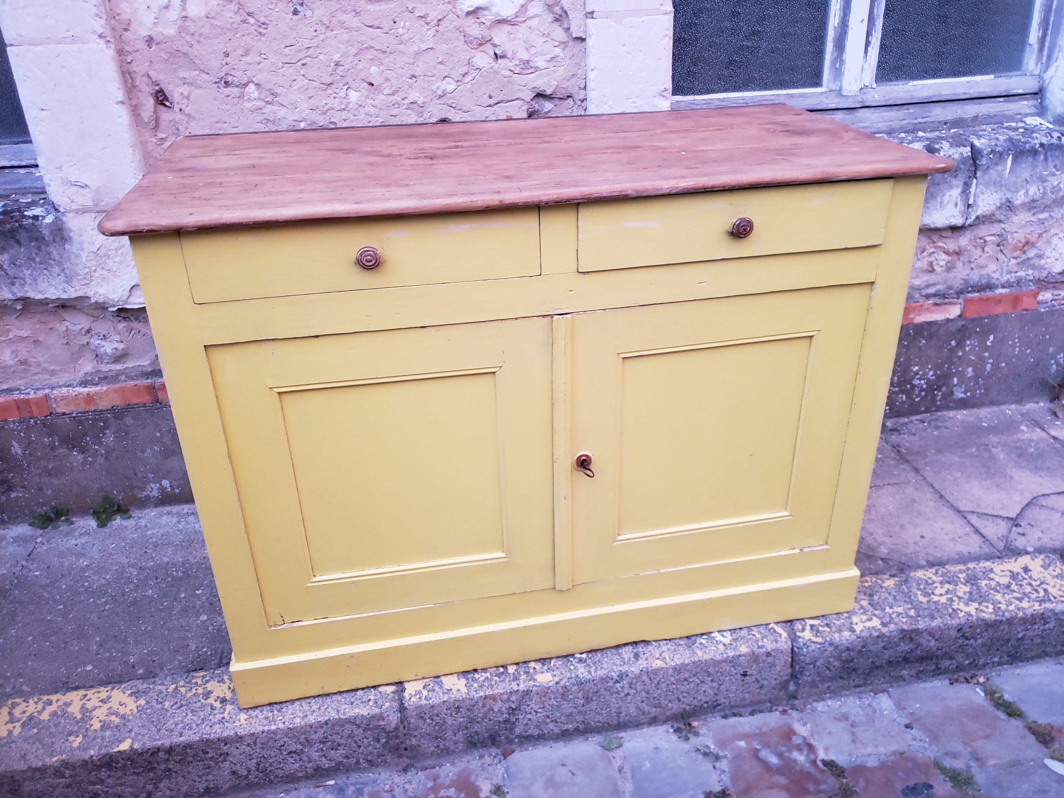 Lemon yellow country buffet