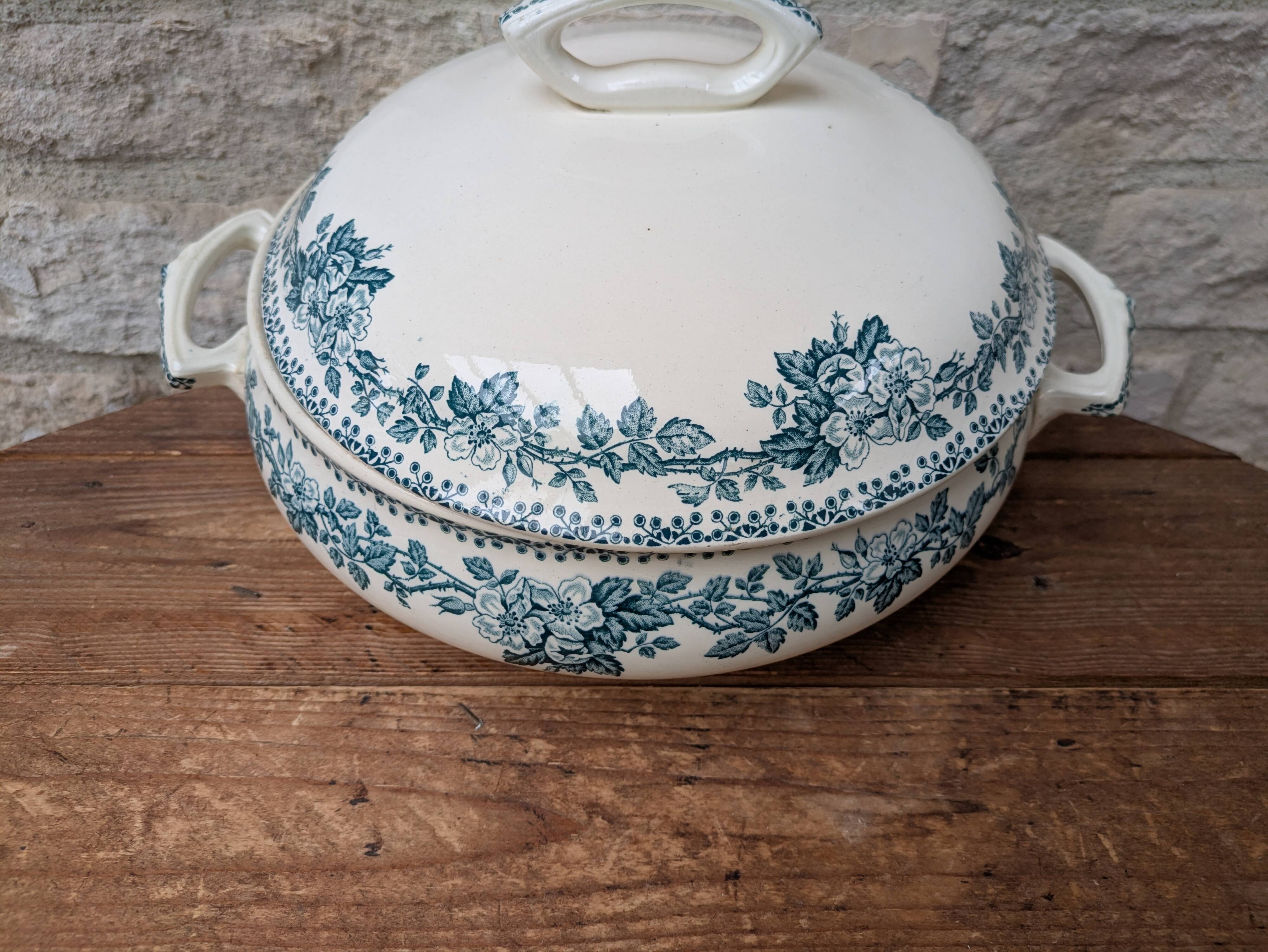 Saint Amand soup tureen model Guadeloupe with a floral decoration in Terre de Fer.